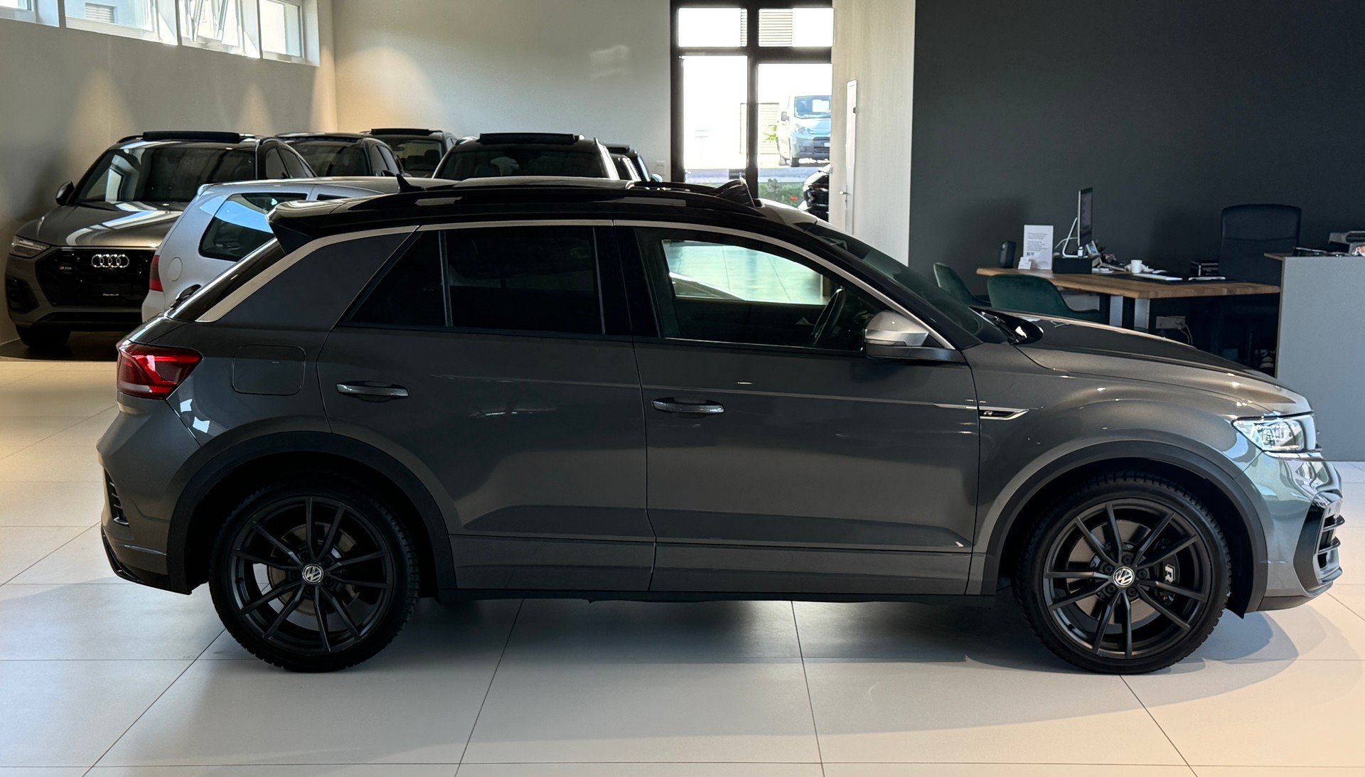 VW T-Roc 2.0 TSI R DSG 4Motion ***1. Hand**CH-Fahrzeug***Panoramadach***Neue Bremsen vorne+hinten***-image-29