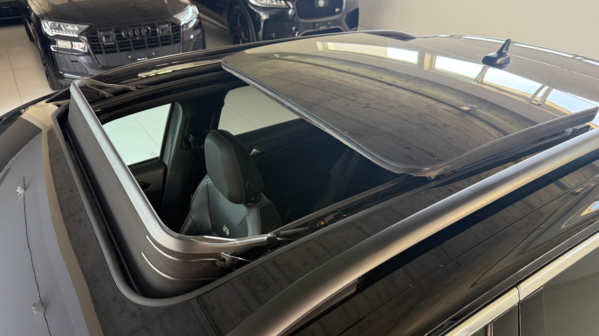 VW T-Roc 2.0 TSI R DSG 4Motion ***1. Hand**CH-Fahrzeug***Panoramadach***Neue Bremsen vorne+hinten***-image-8
