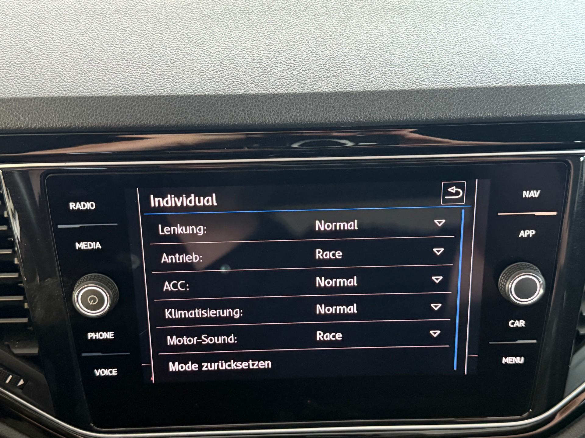 VW T-Roc 2.0 TSI R DSG 4Motion ***1. Hand**CH-Fahrzeug***Panoramadach***Neue Bremsen vorne+hinten***-image-17