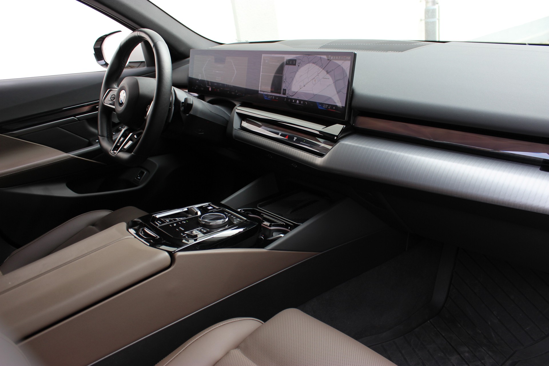 BMW 520d xDrive 48V M Sport Pro *MINERALWEISS METALLIC*-image-1