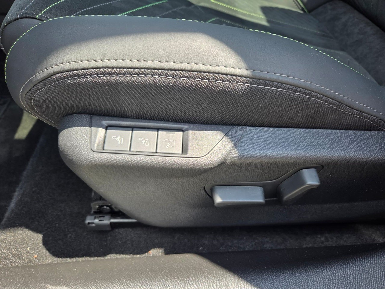 PEUGEOT 208 Elektrik 115kW GT-image-12