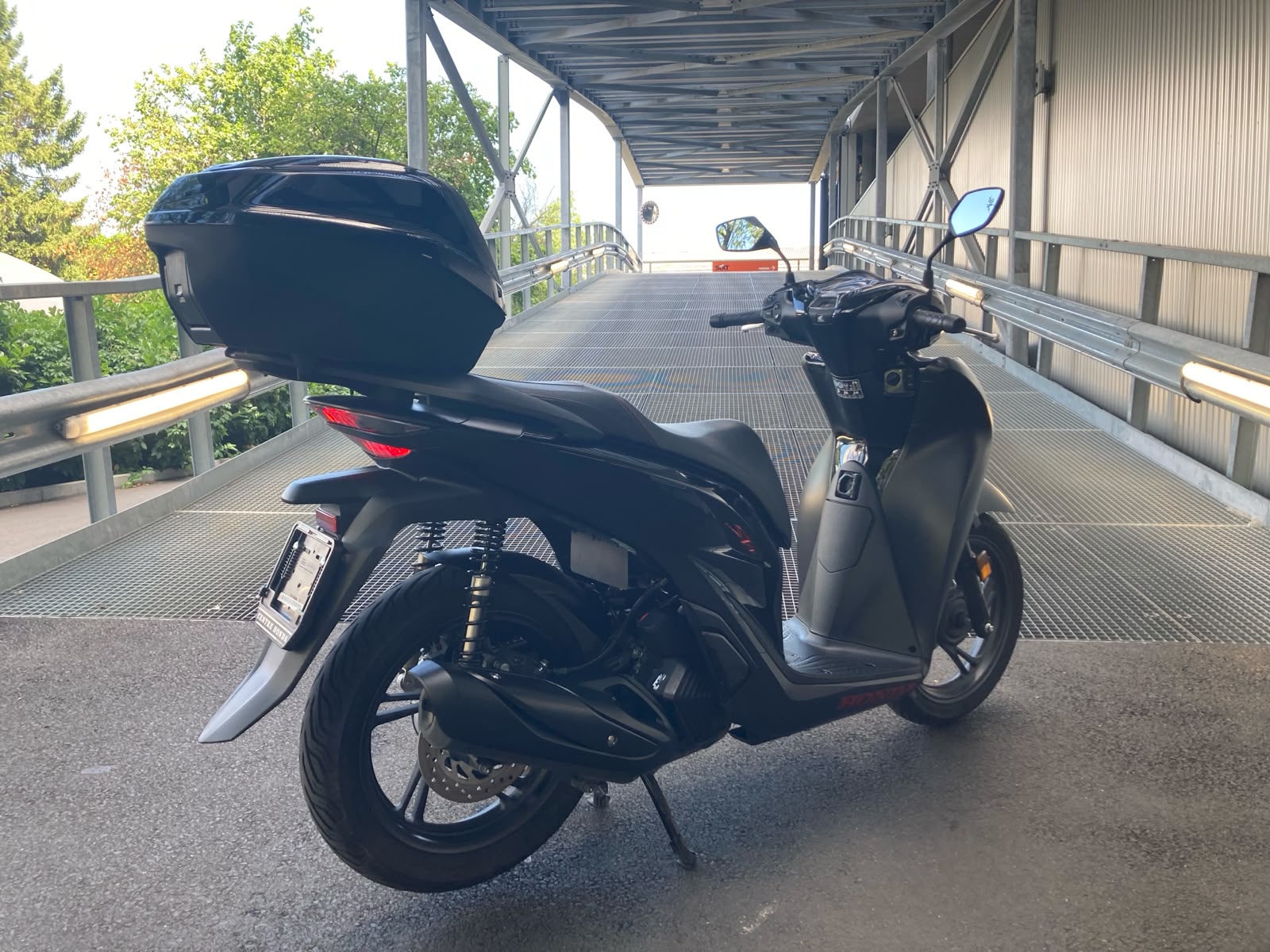 HONDA SH 125 Sporty-showroom-element-2