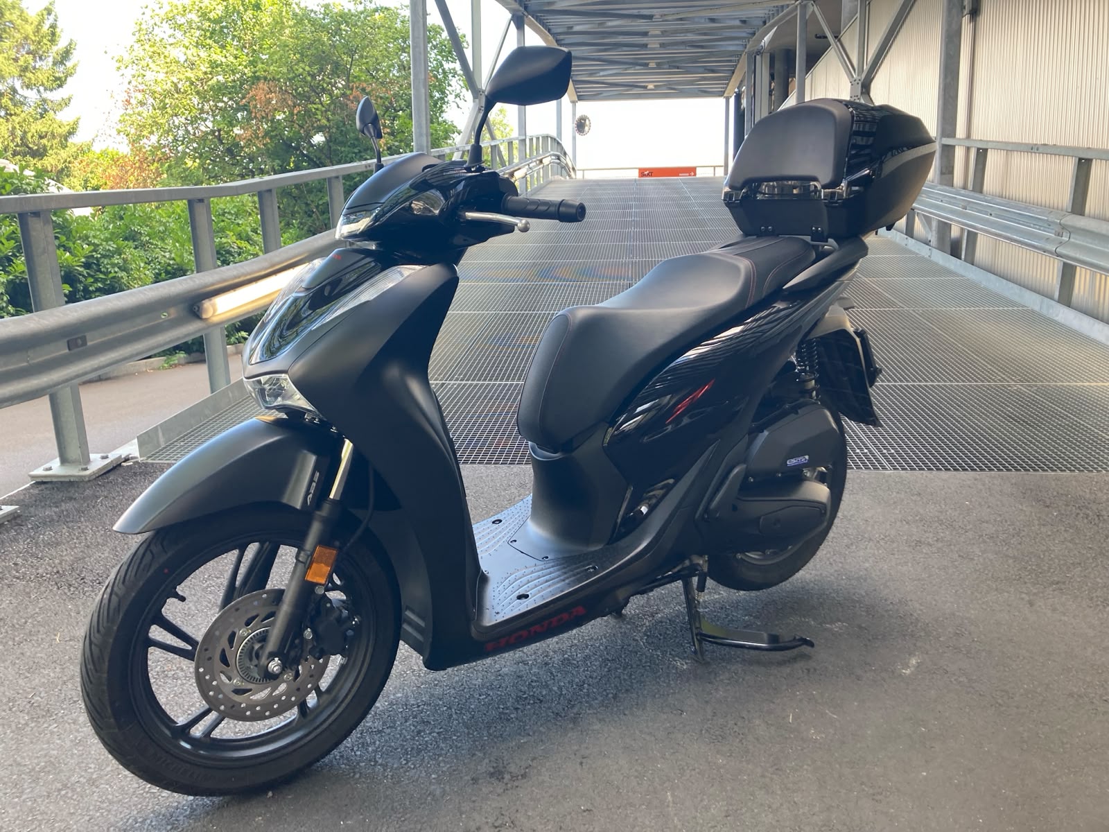 HONDA SH 125 Sporty-showroom-element-1