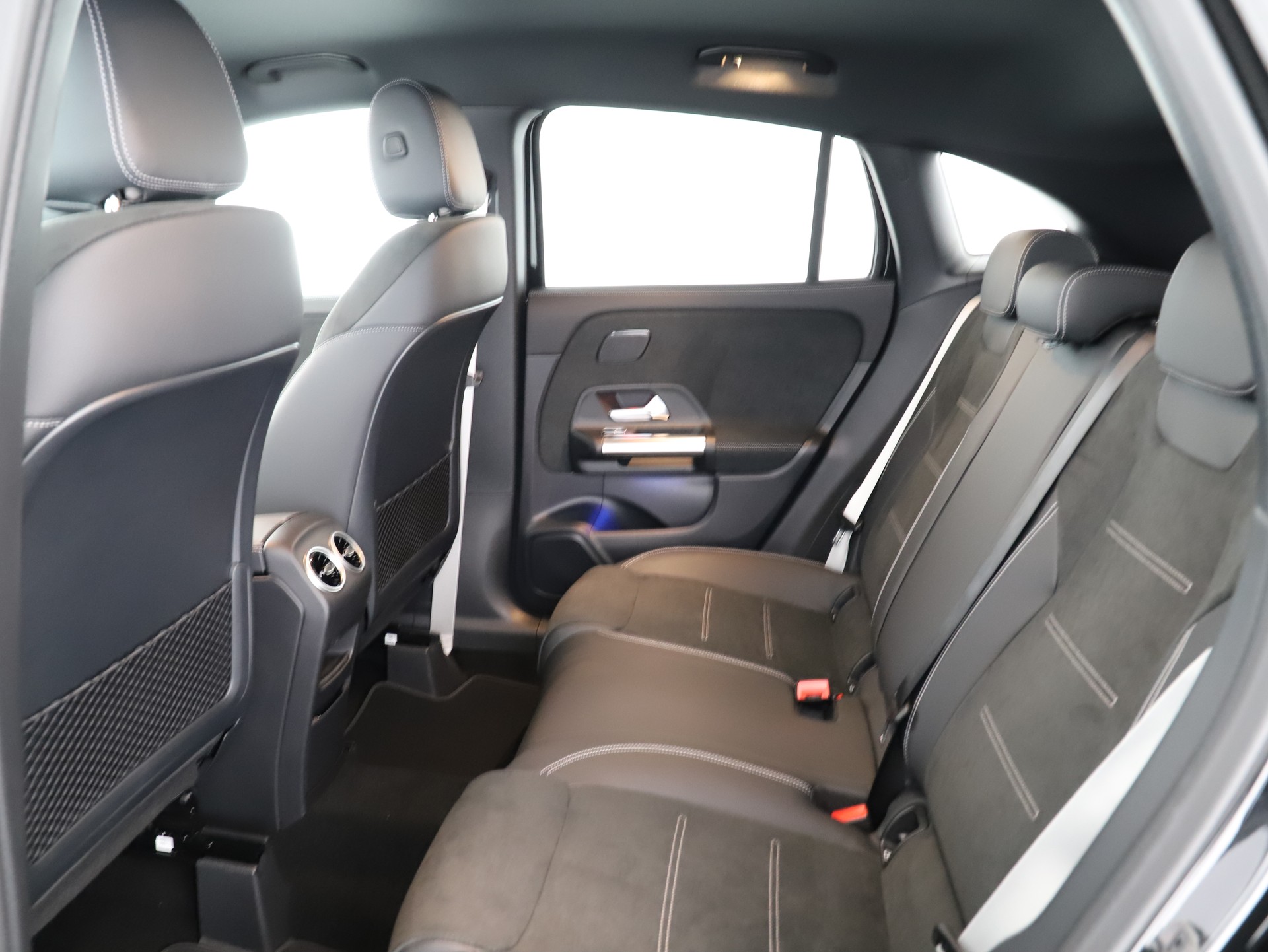 MERCEDES-BENZ GLA 200 Night Star 7G-D-image-10