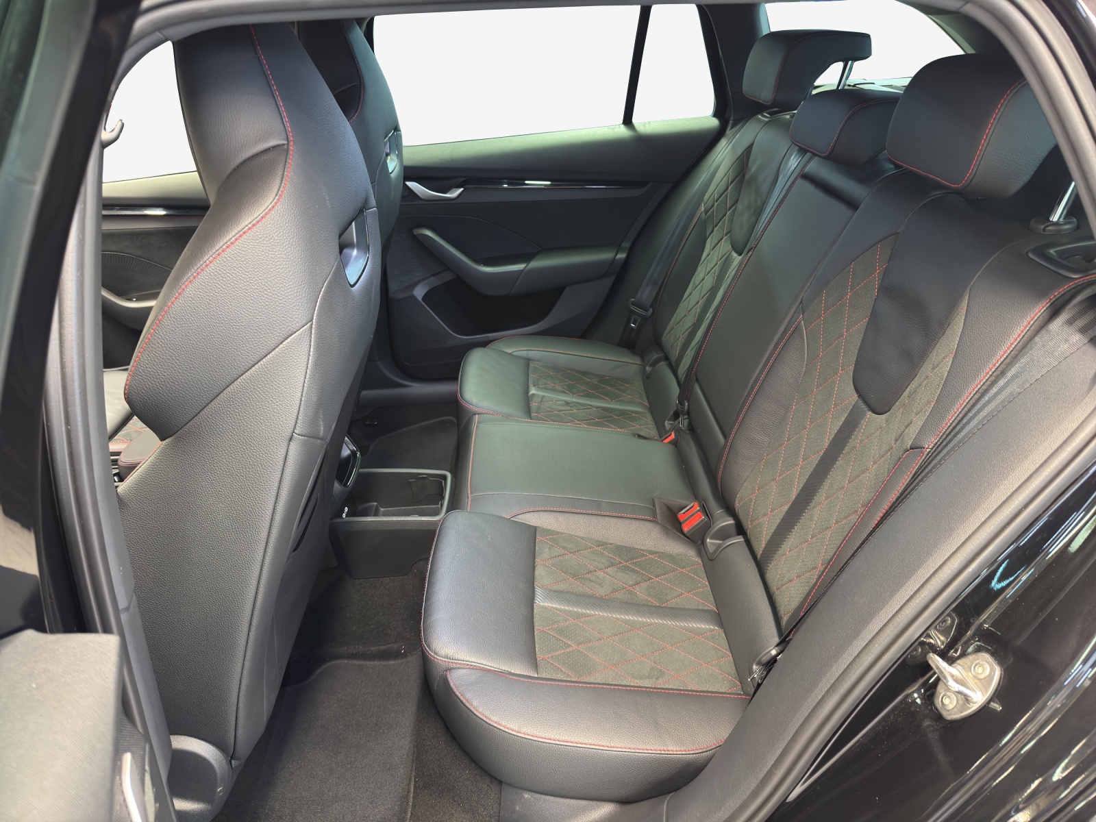 SKODA Octavia Combi 2.0 TSI DSG RS-image-11