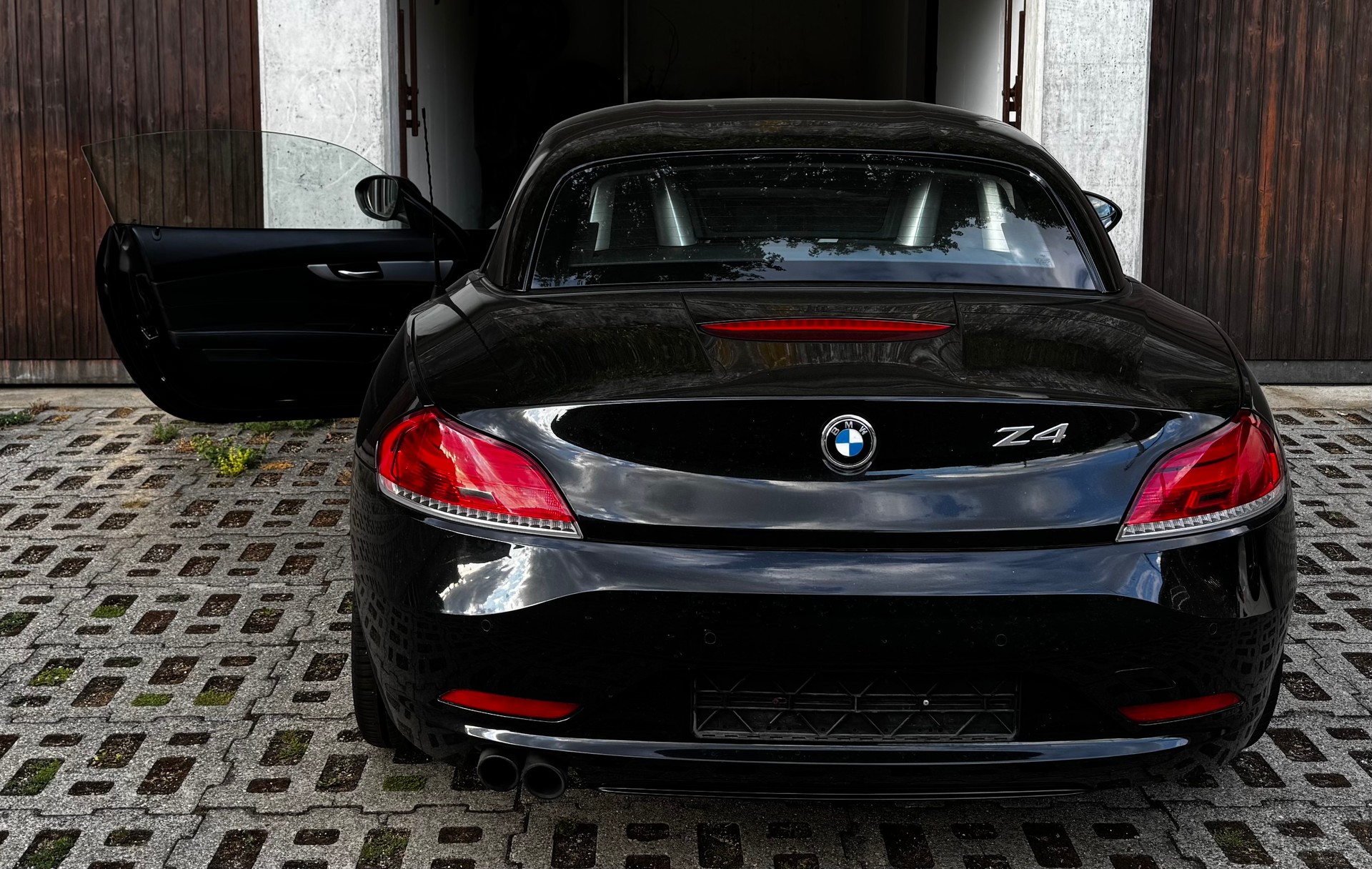 BMW 20i sDrive-image-1