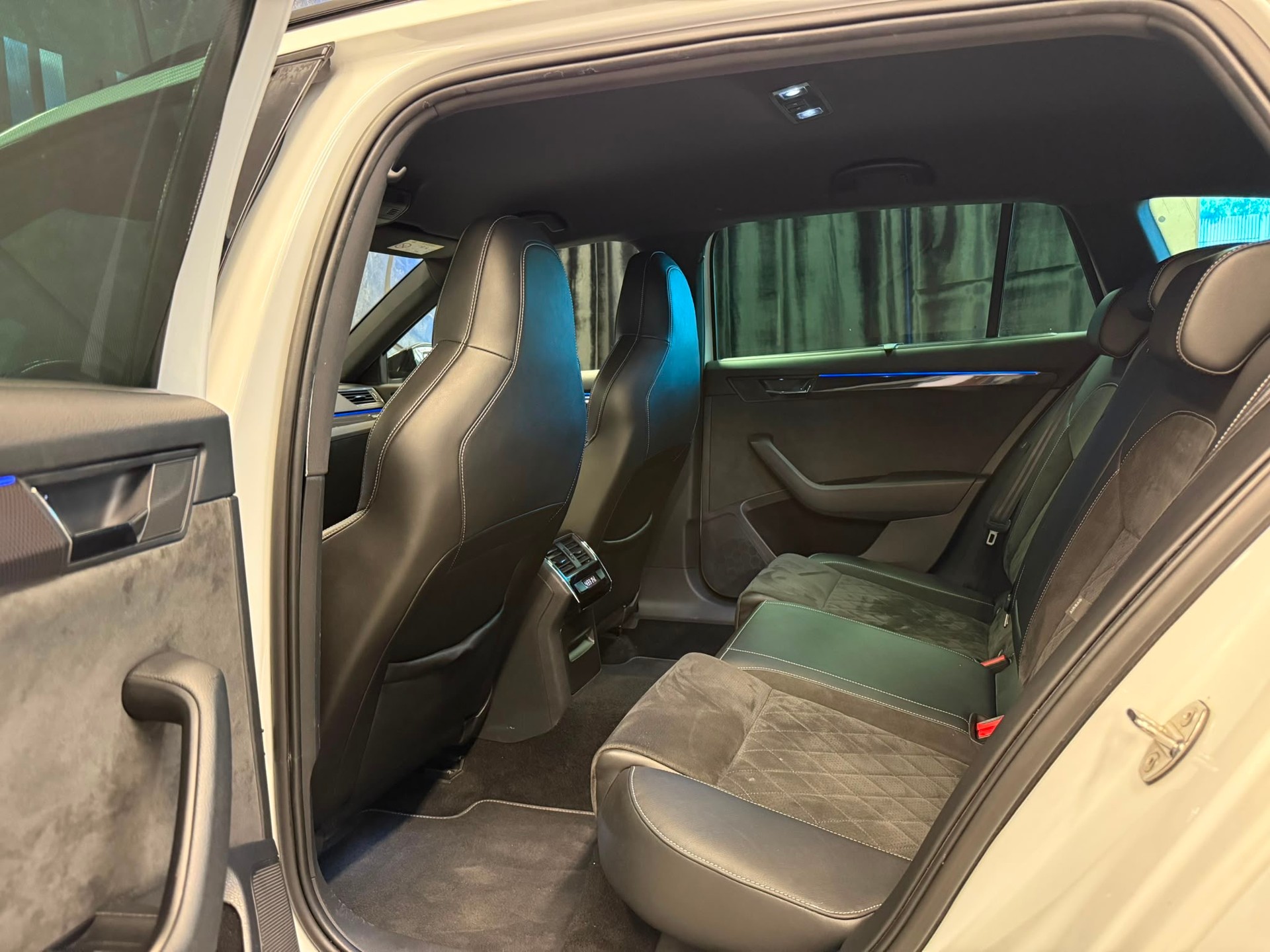 SKODA Superb Combi 2.0 TDi Ambition 4x4 DSG-image-13