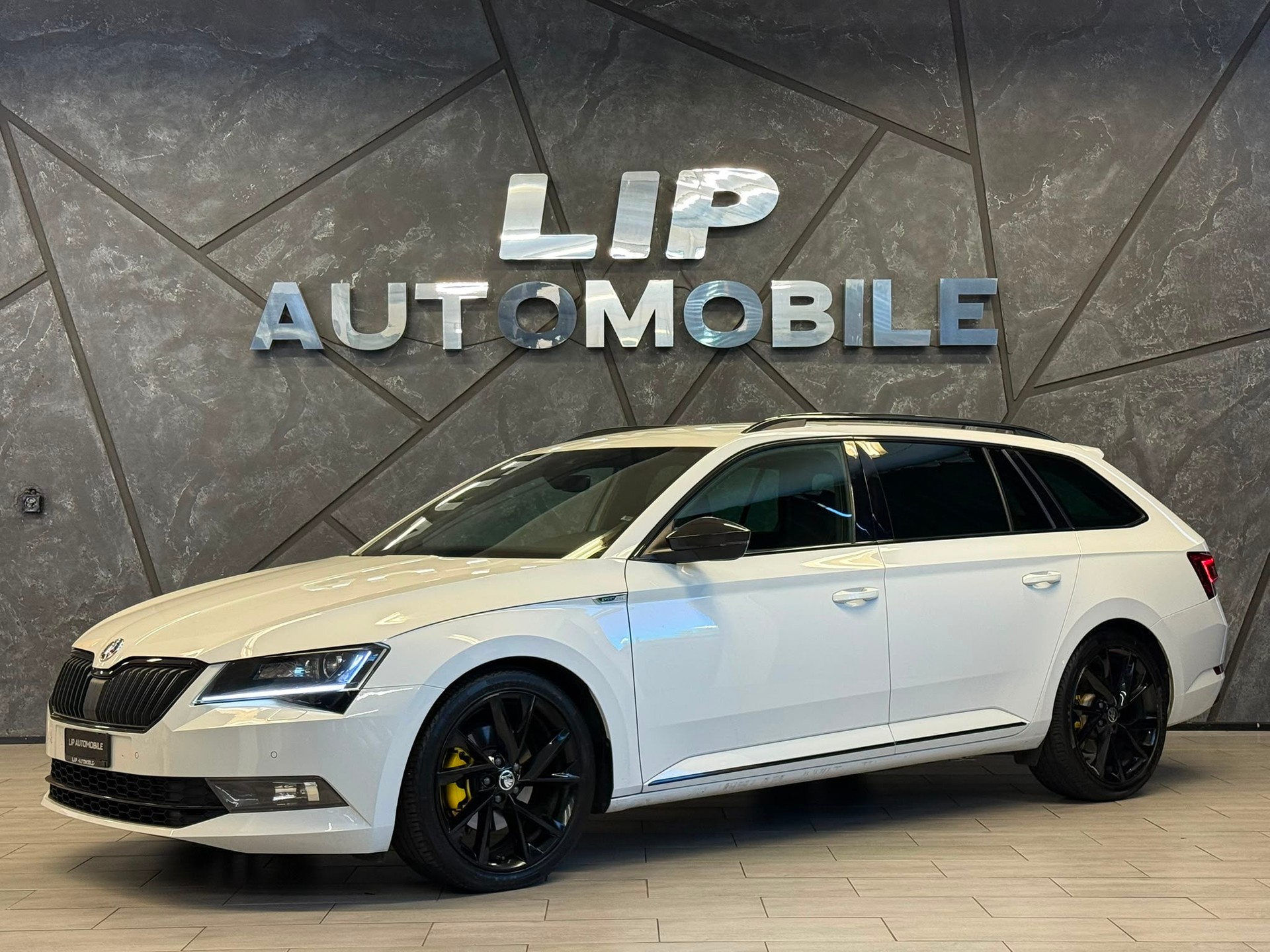 SKODA Superb Combi 2.0 TDi Ambition 4x4 DSG-image-0