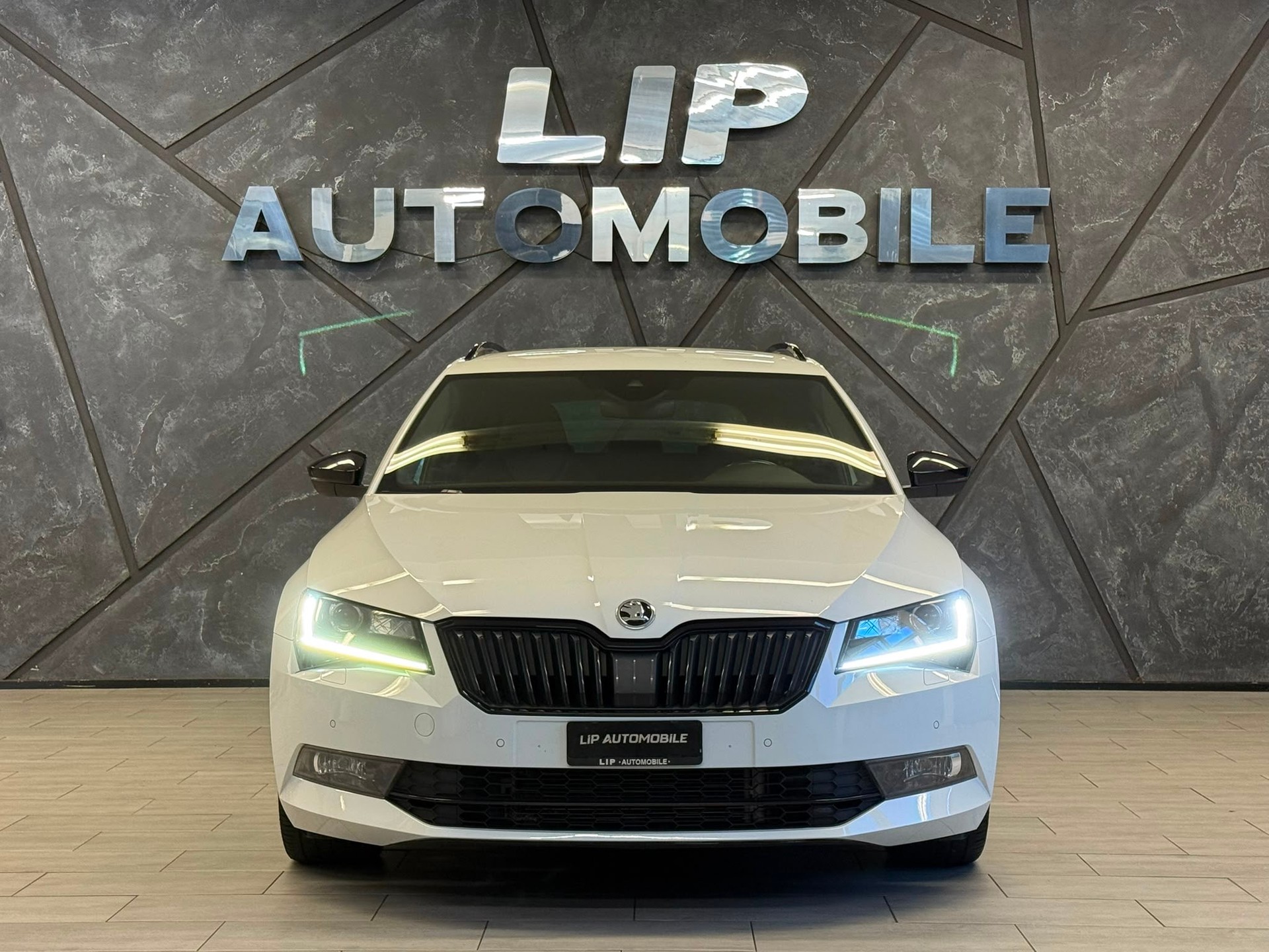 SKODA Superb Combi 2.0 TDi Ambition 4x4 DSG-image-1