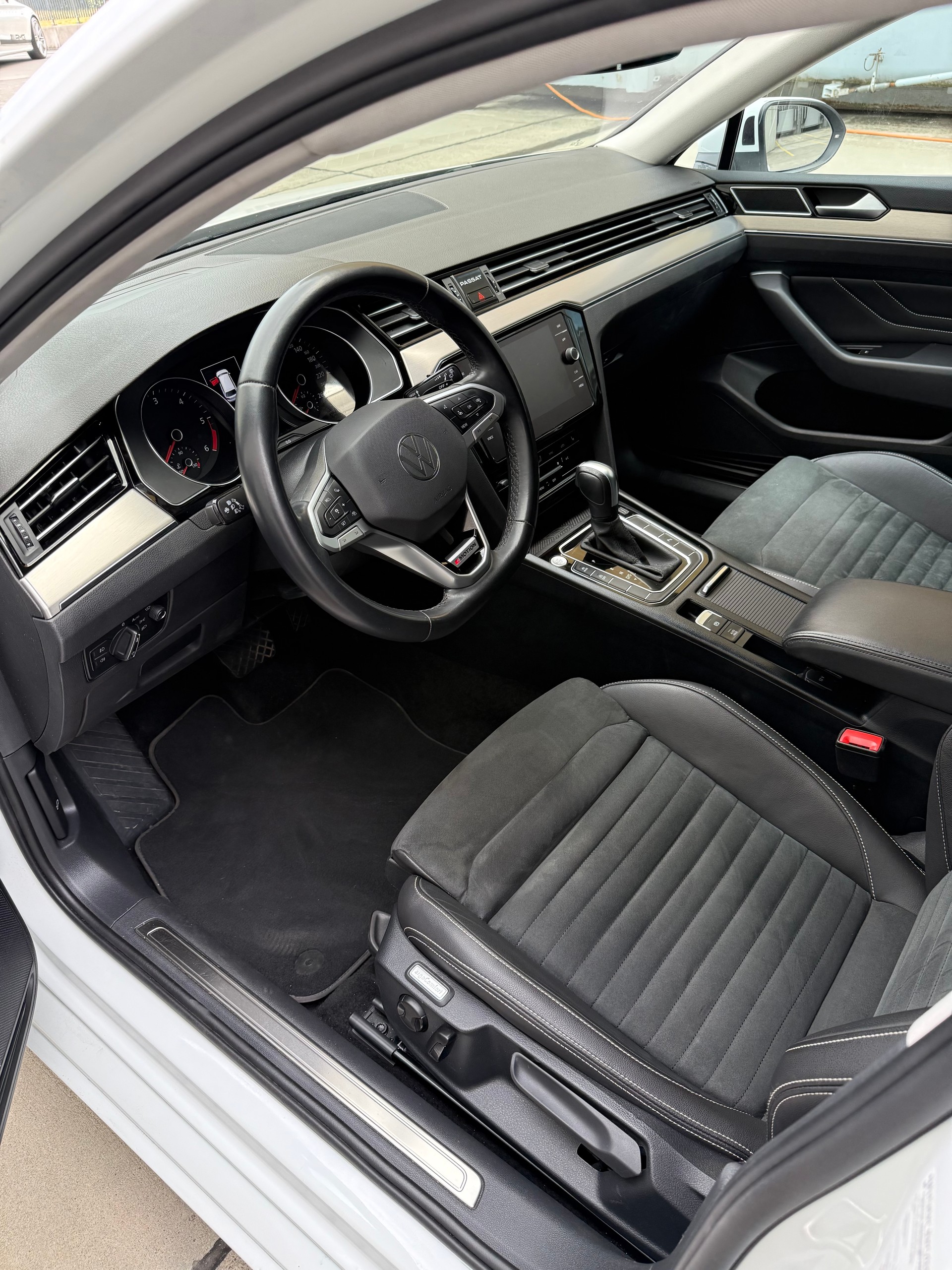 VW Passat 2.0 TDI BMT Elegance 4Motion DSG-image-8