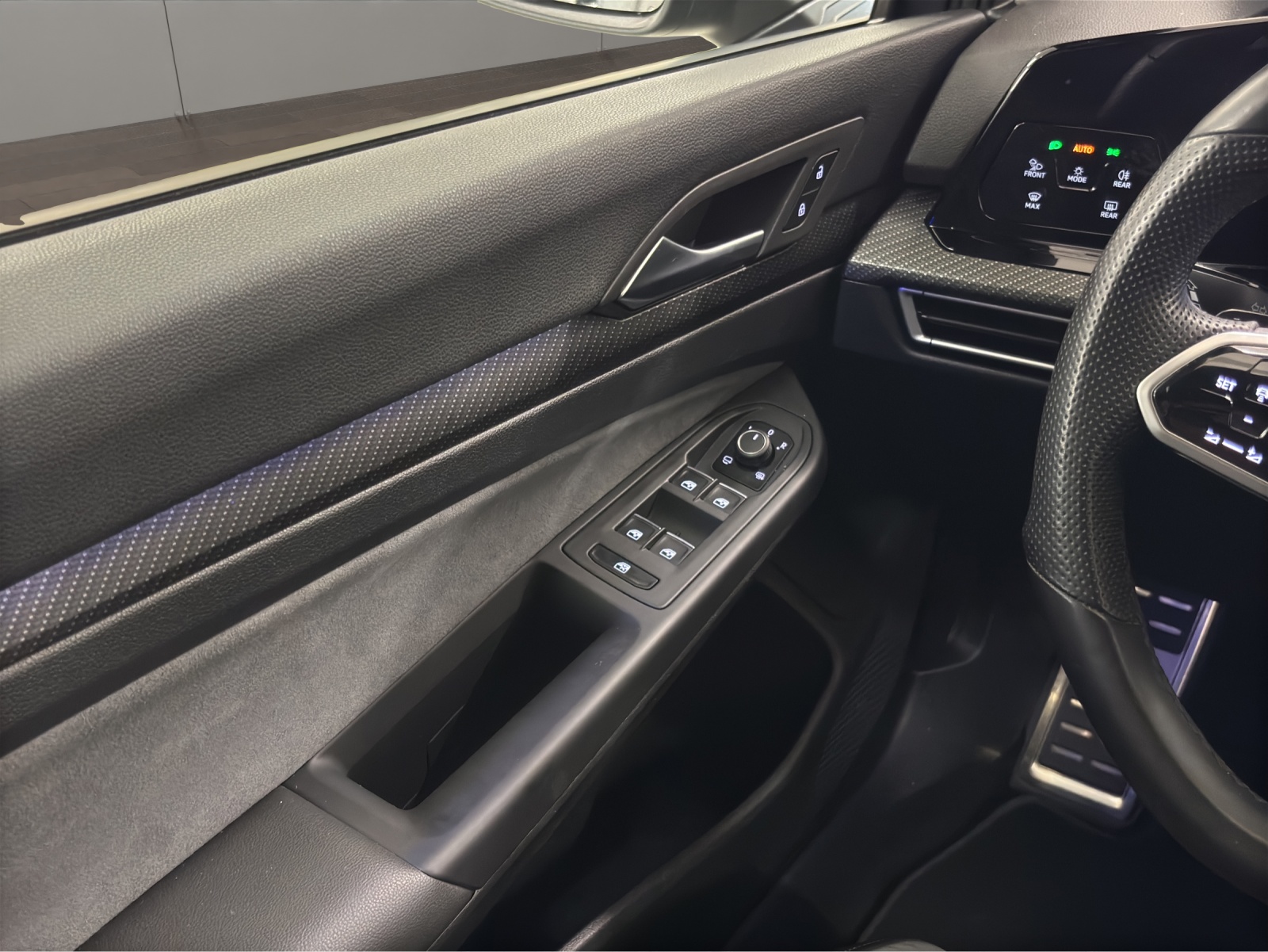 VW Golf Variant 2.0 TSI R-Line DSG 4Motion-image-11