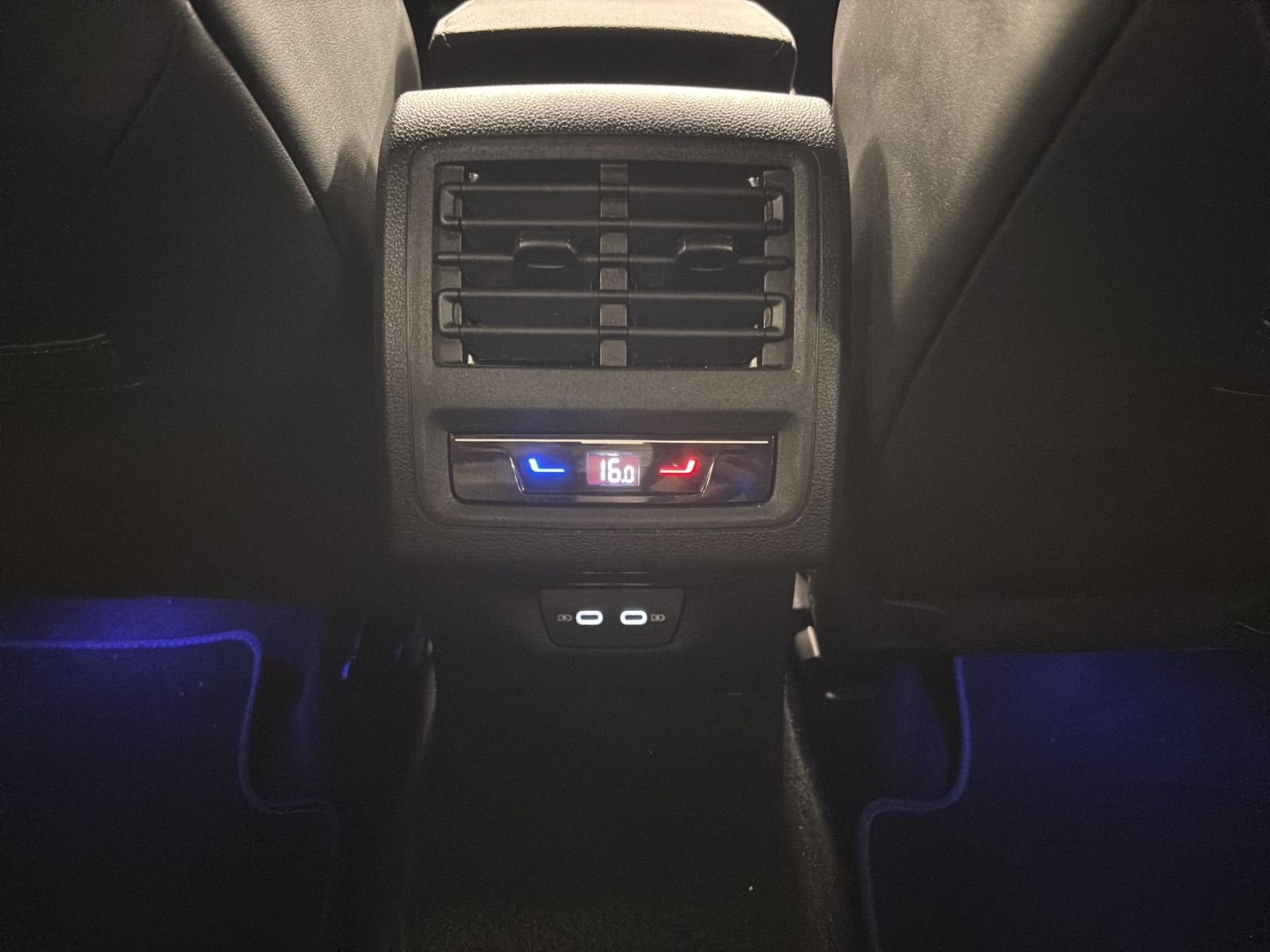 VW Golf Variant 2.0 TSI R-Line DSG 4Motion-image-24