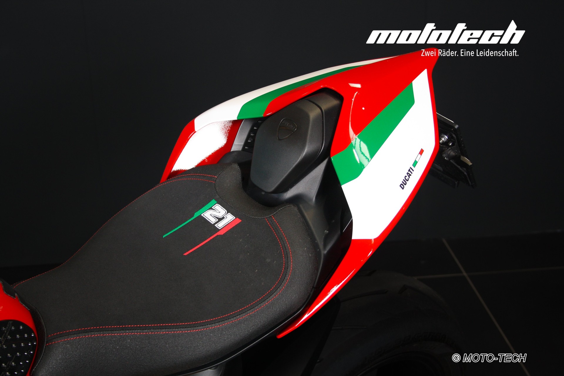 DUCATI Panigale V2 Bayliss 1st Champion 20th Anniversary-image-8