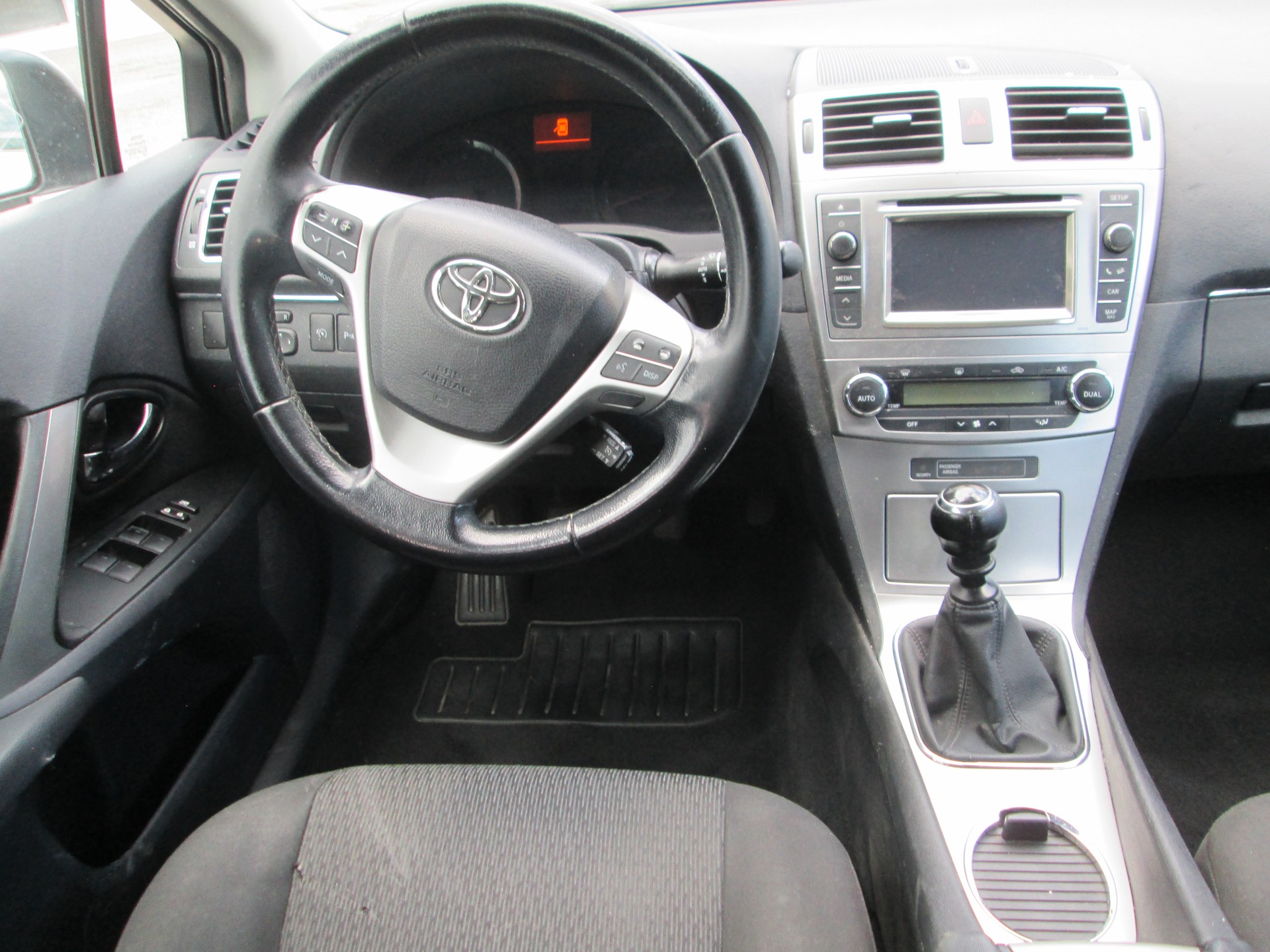 TOYOTA Avensis Sportswagon 2.0 Sol Premium-image-8