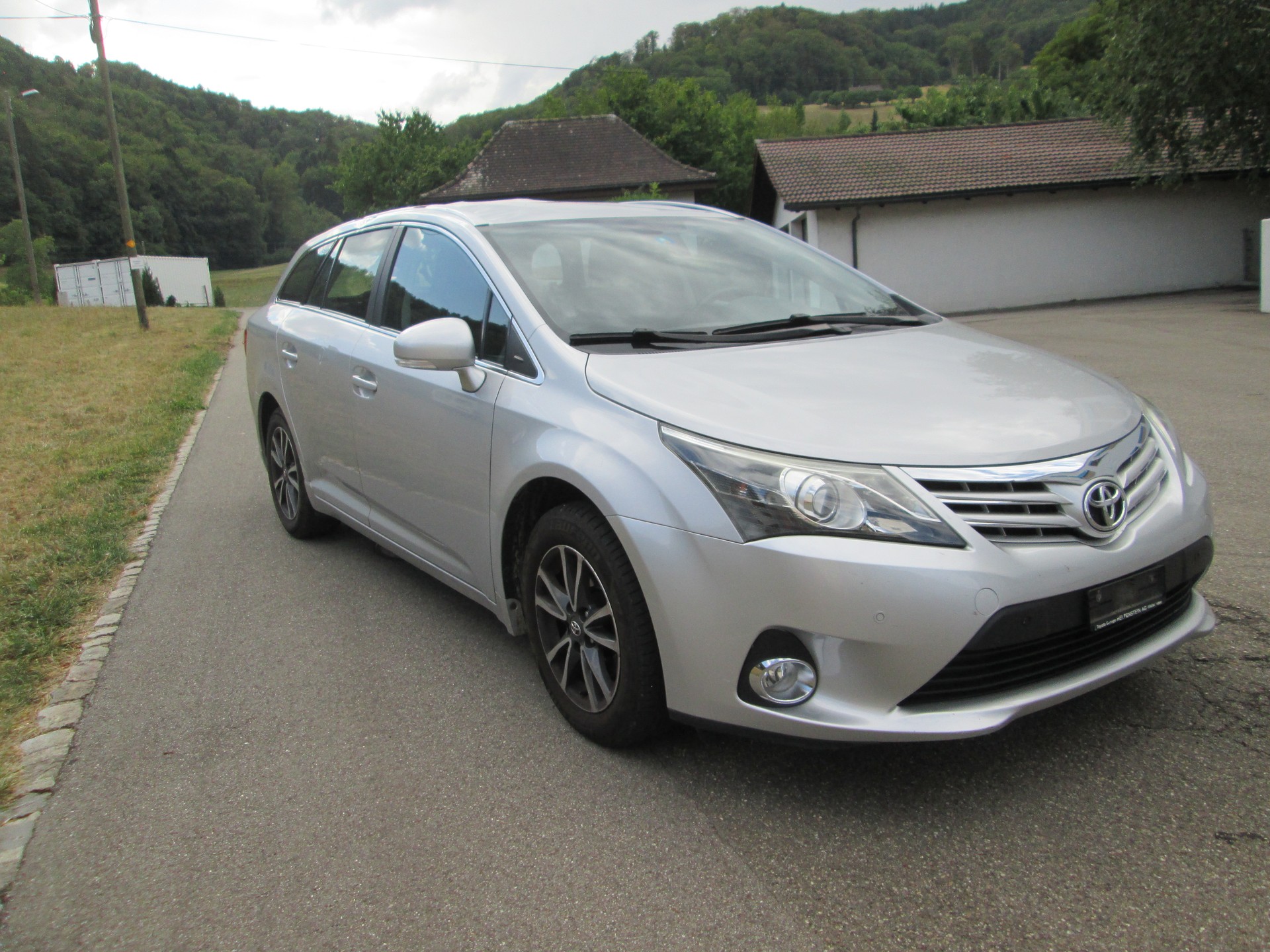 TOYOTA Avensis Sportswagon 2.0 Sol Premium-image-2