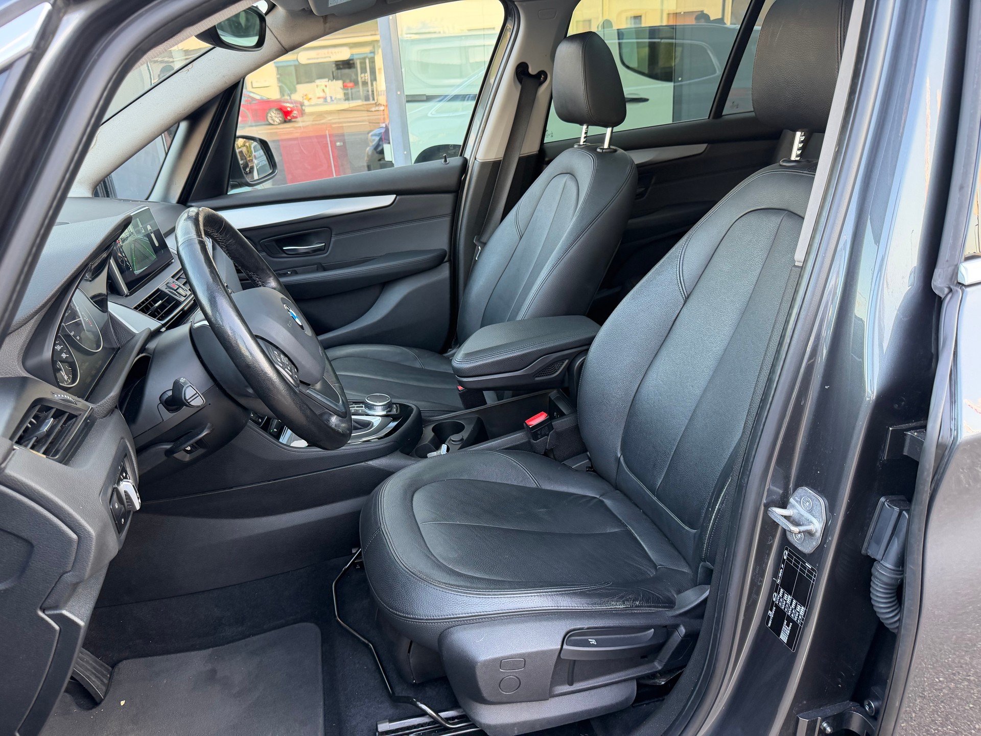 BMW 220i Gran Tourer Steptronic-image-11