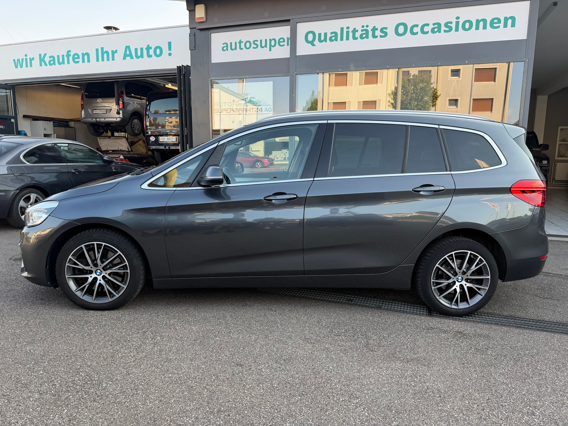 BMW 220i Gran Tourer Steptronic-image-1