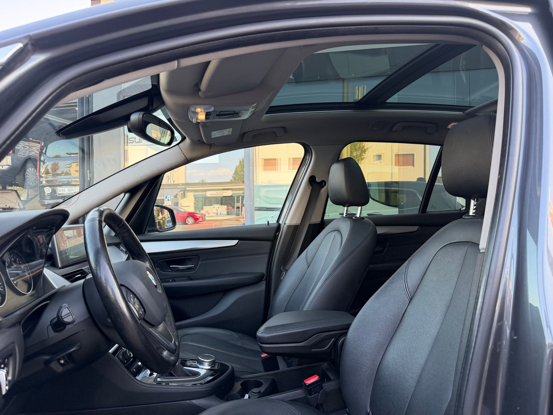 BMW 220i Gran Tourer Steptronic-image-12