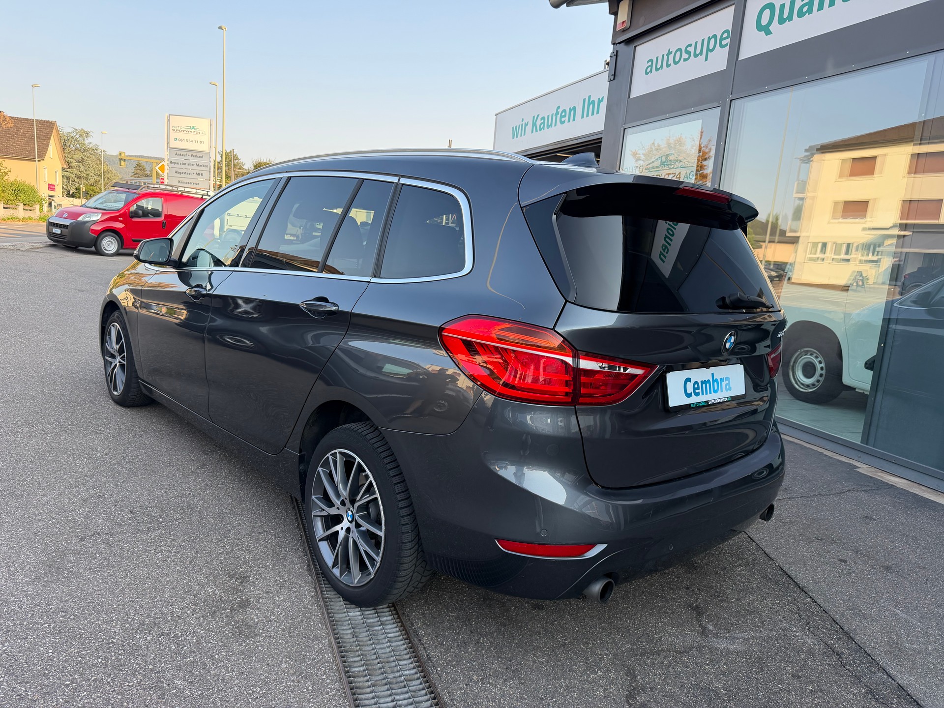 BMW 220i Gran Tourer Steptronic-image-2