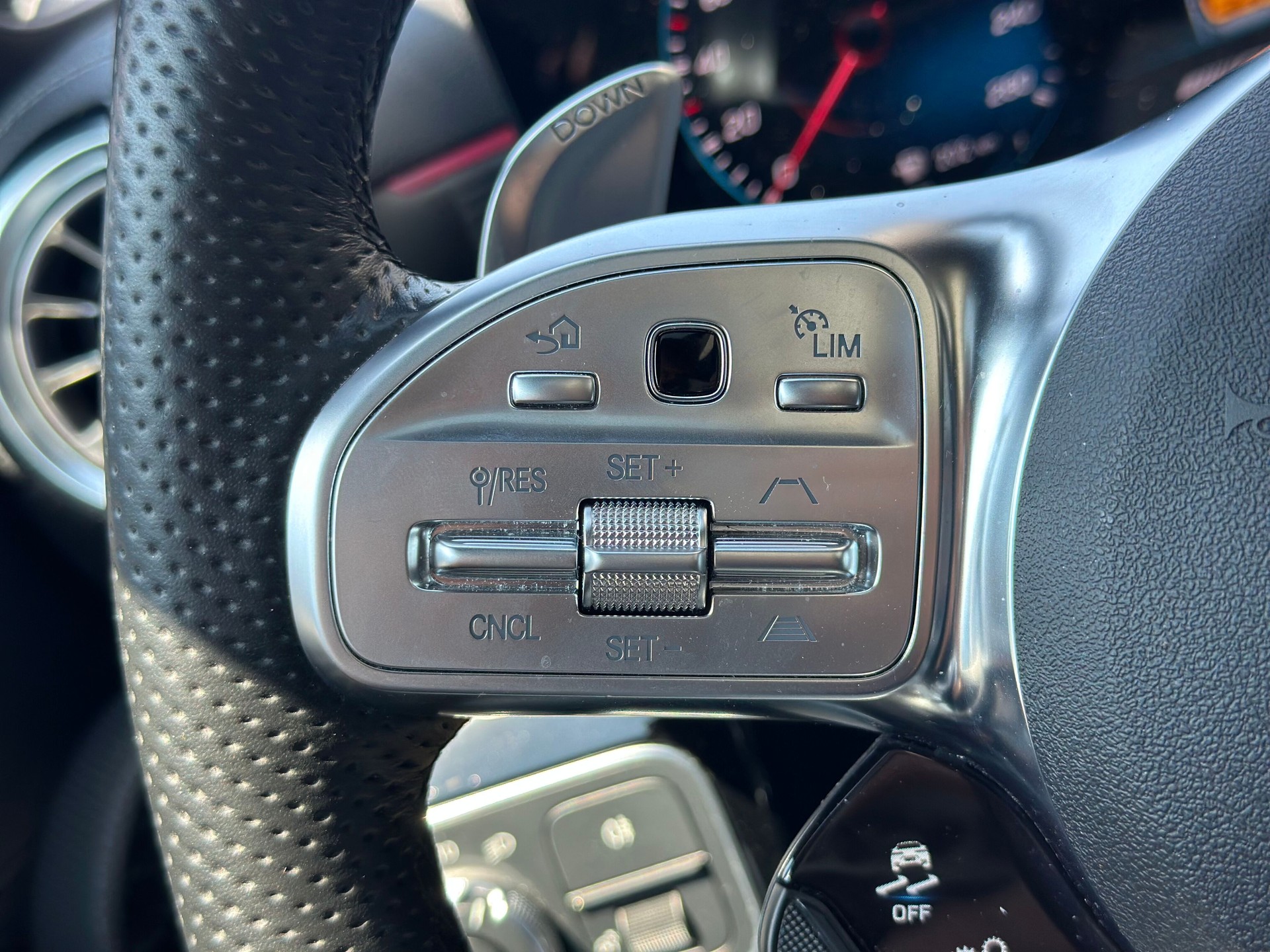 MERCEDES-BENZ A 35 AMG 4Matic Speedshift-image-10