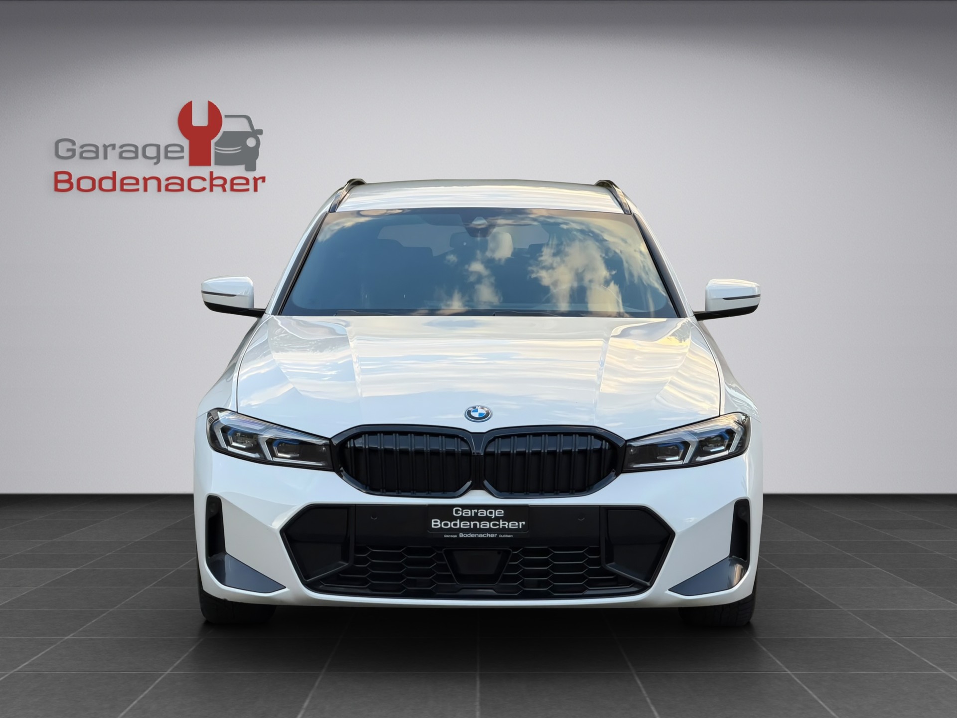 BMW 330e x DriveTouring Steptronic M Sport-image-14