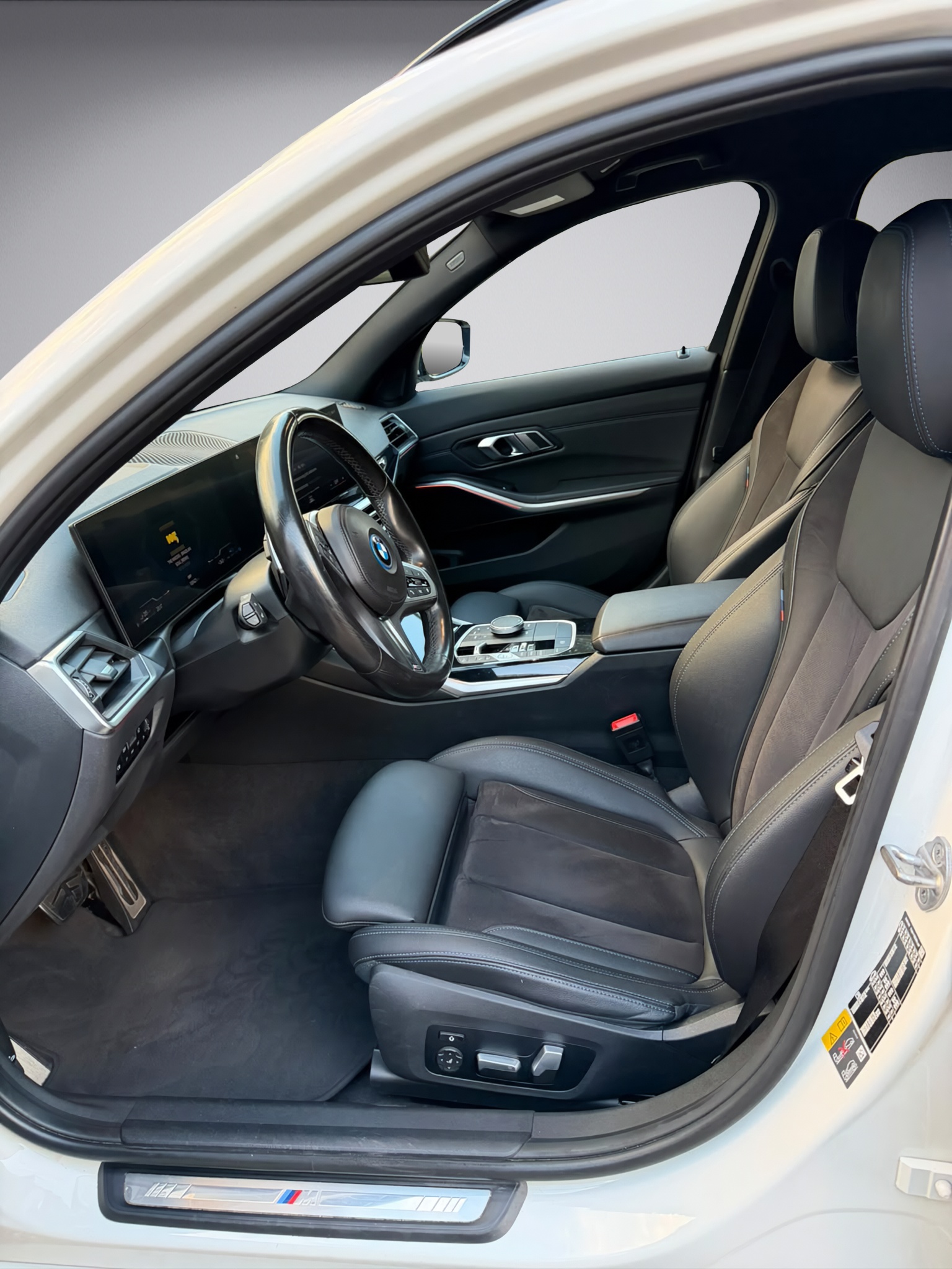 BMW 330e x DriveTouring Steptronic M Sport-image-9