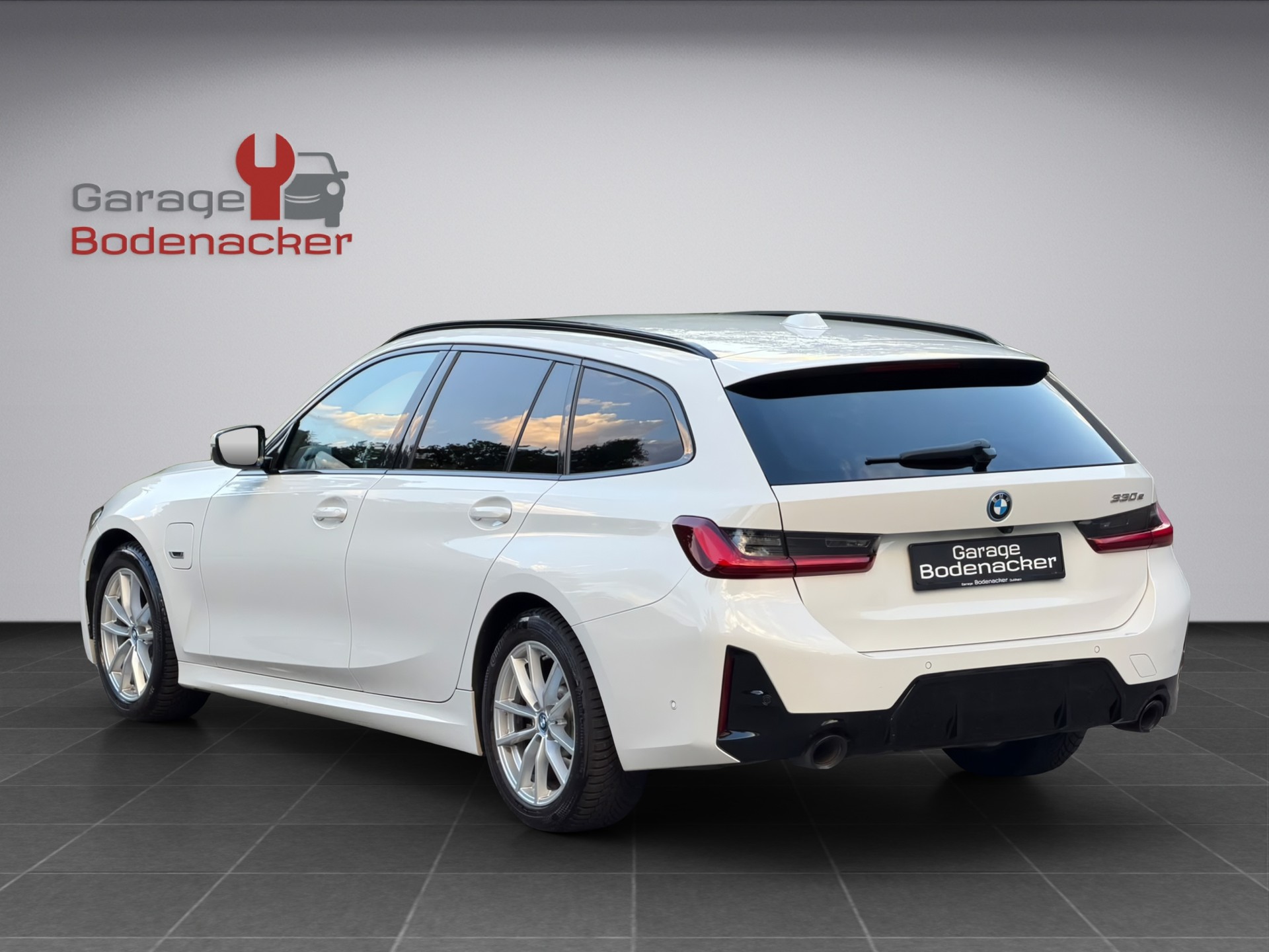 BMW 330e x DriveTouring Steptronic M Sport-image-3