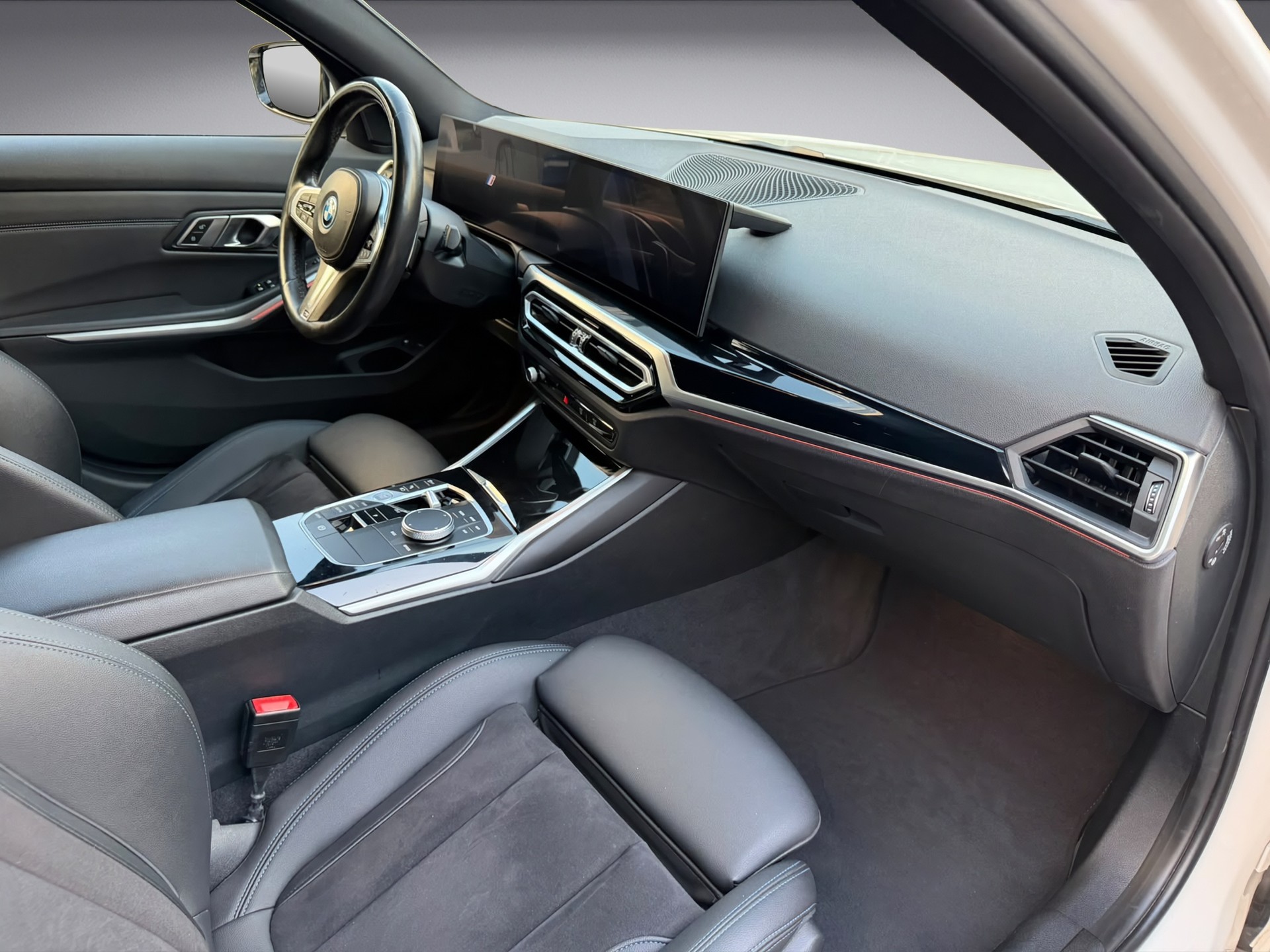 BMW 330e x DriveTouring Steptronic M Sport-image-13