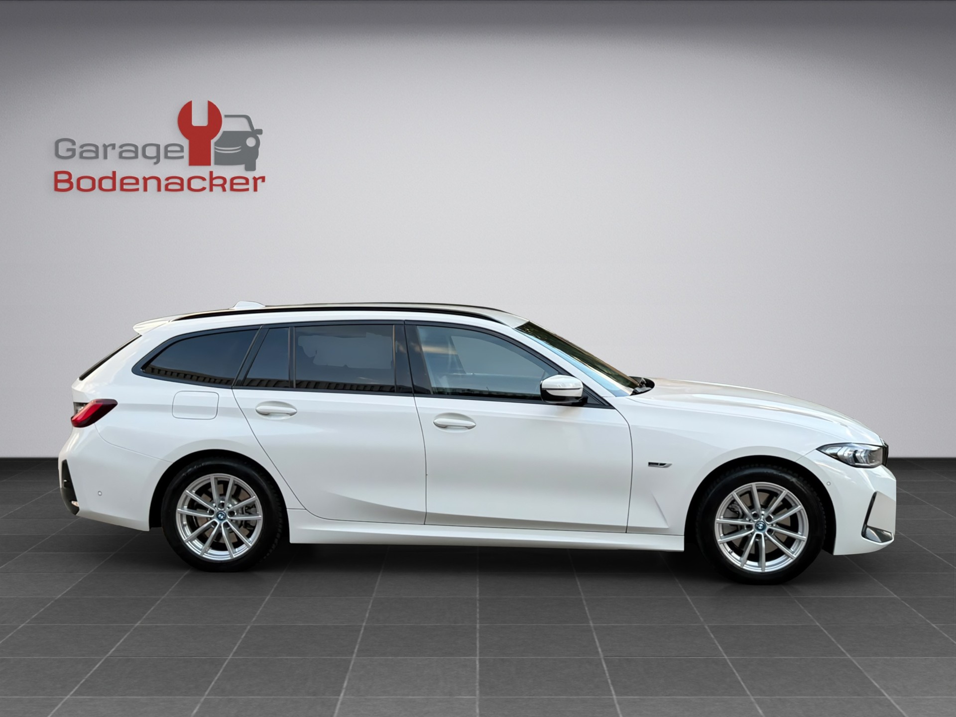 BMW 330e x DriveTouring Steptronic M Sport-image-5