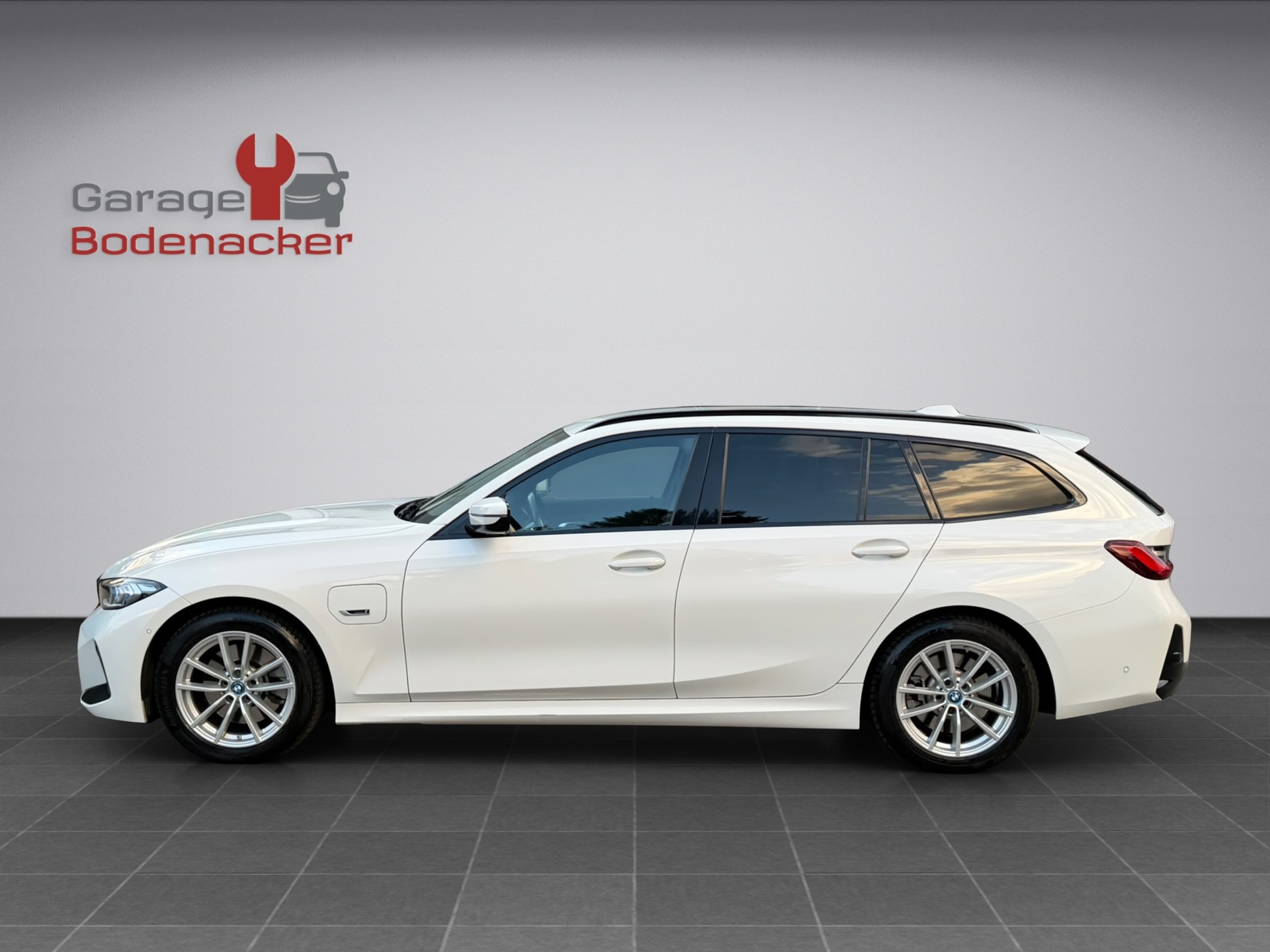 BMW 330e x DriveTouring Steptronic M Sport-image-2