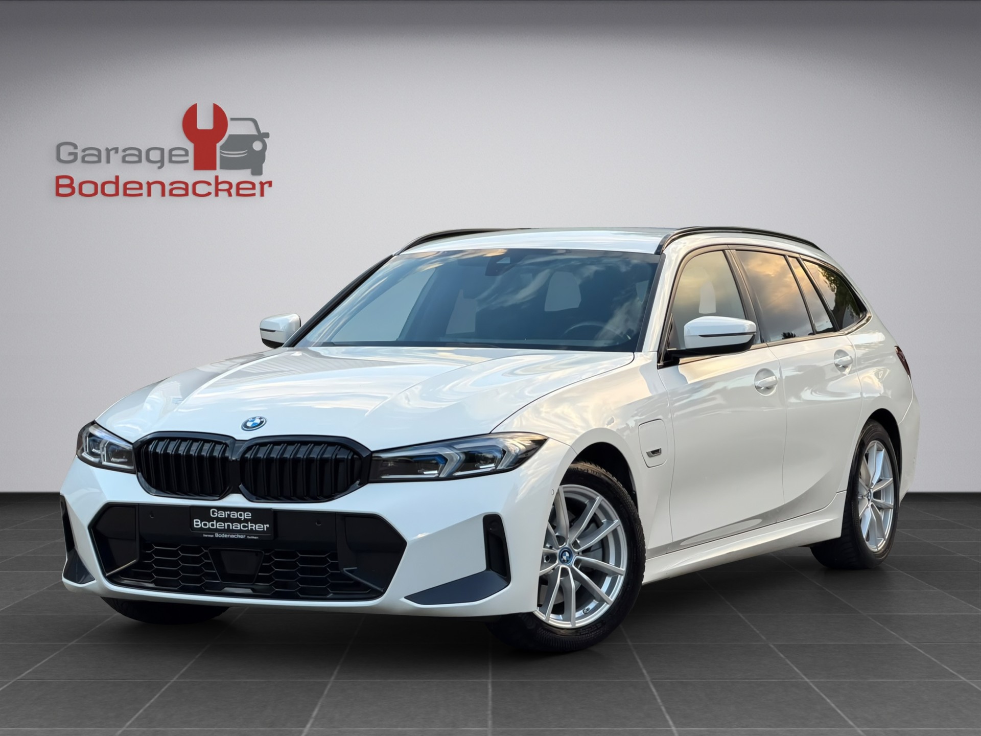 BMW 330e x DriveTouring Steptronic M Sport-image-0