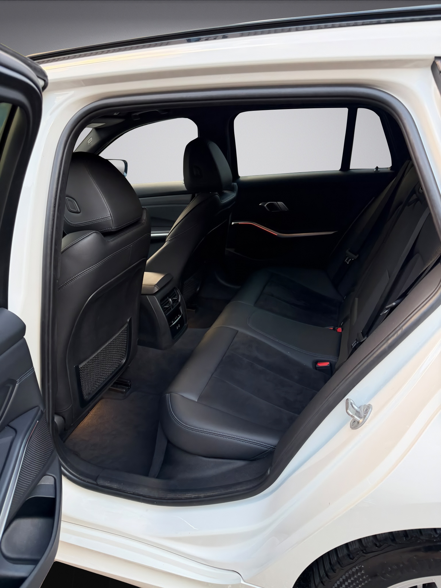 BMW 330e x DriveTouring Steptronic M Sport-image-10
