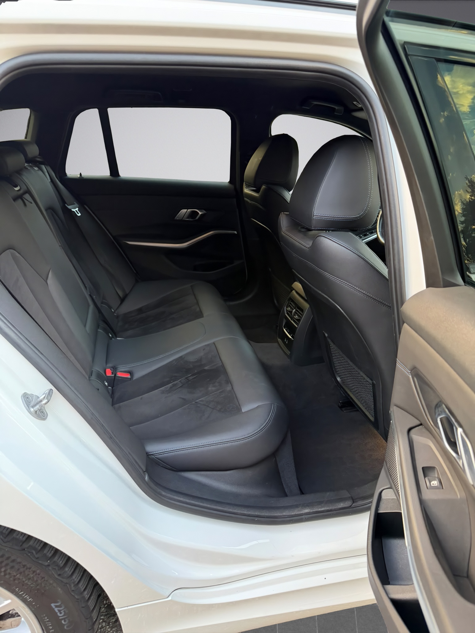BMW 330e x DriveTouring Steptronic M Sport-image-11