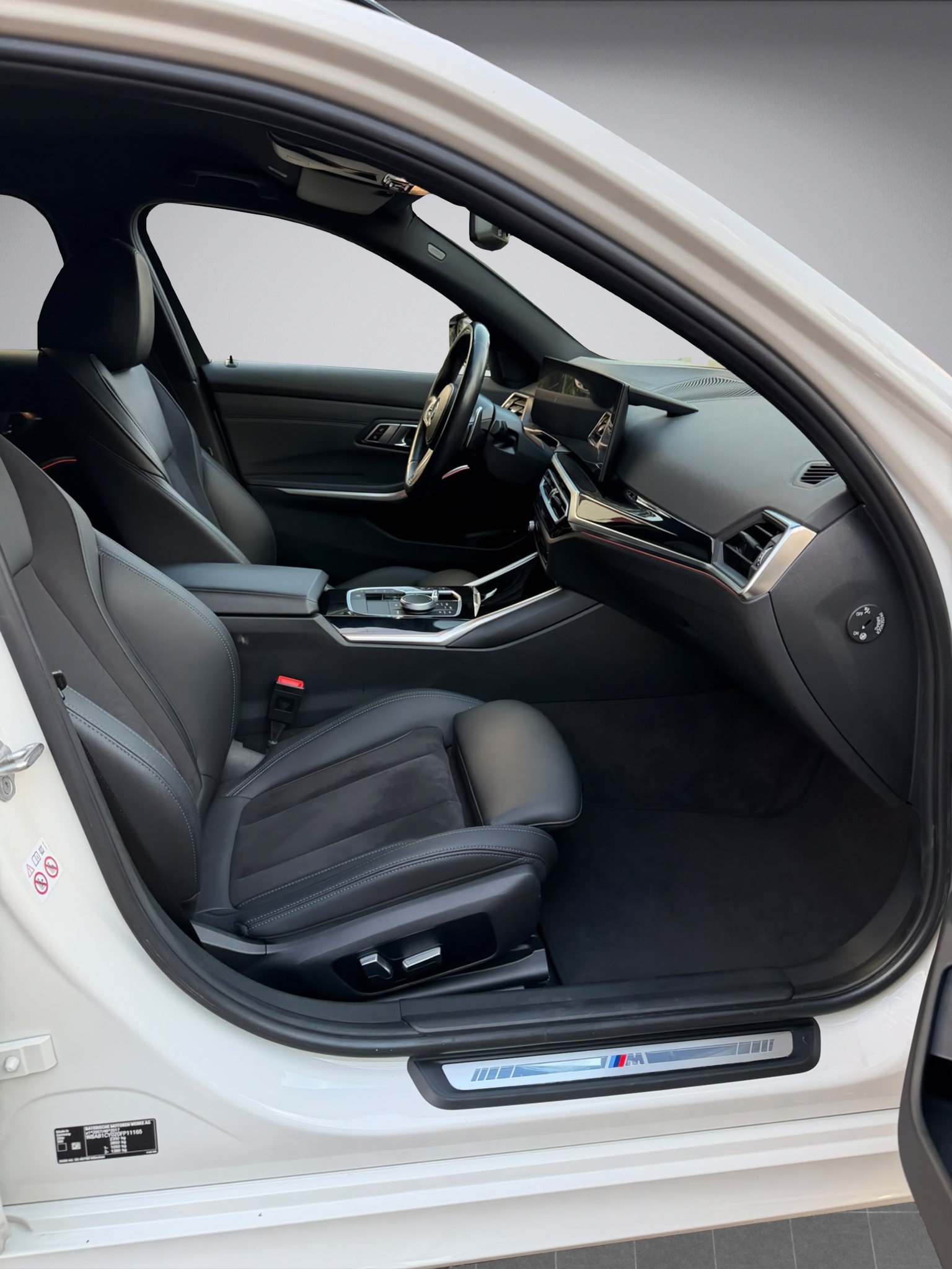 BMW 330e x DriveTouring Steptronic M Sport-image-12