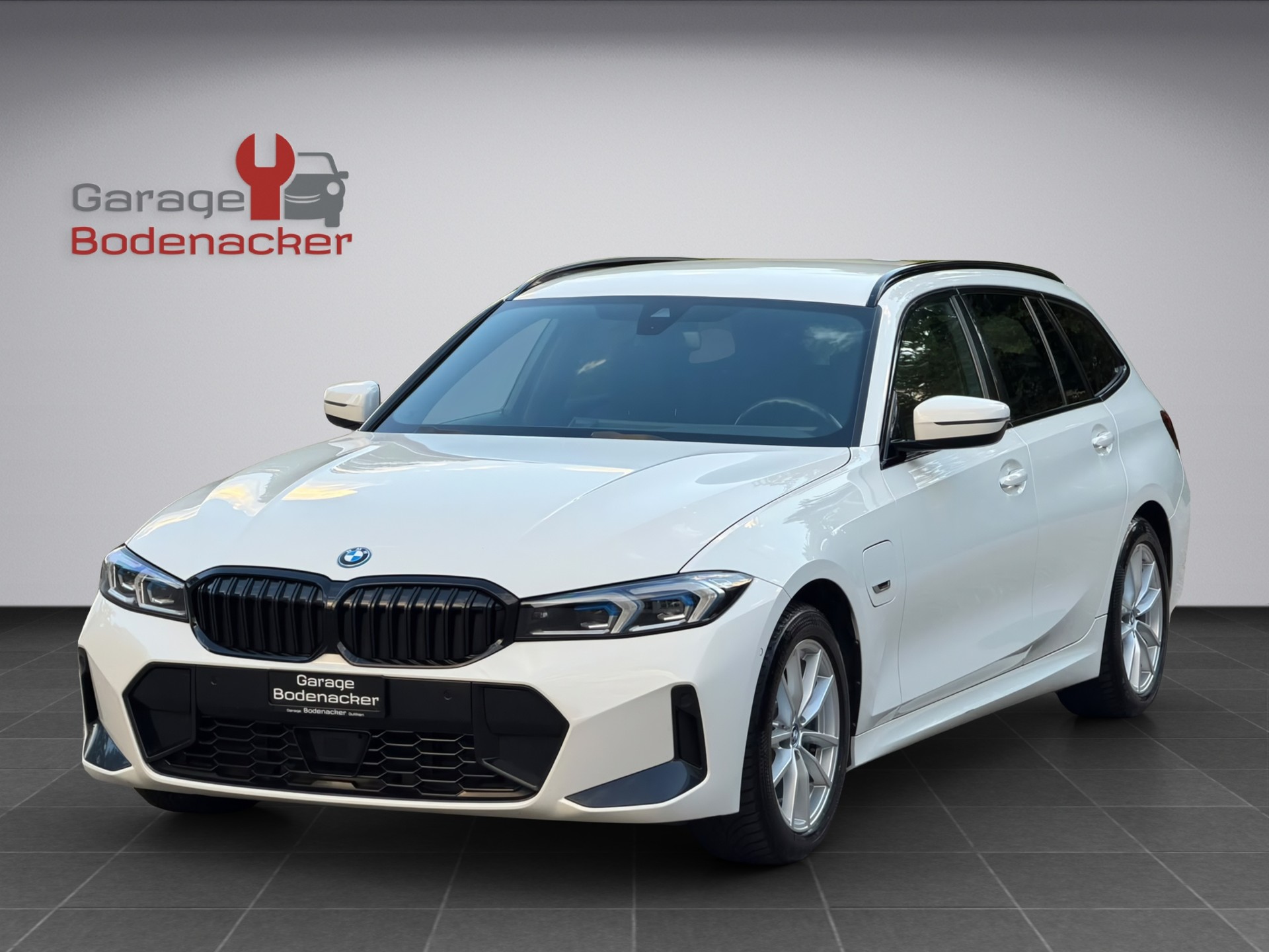 BMW 330e x DriveTouring Steptronic M Sport-image-1