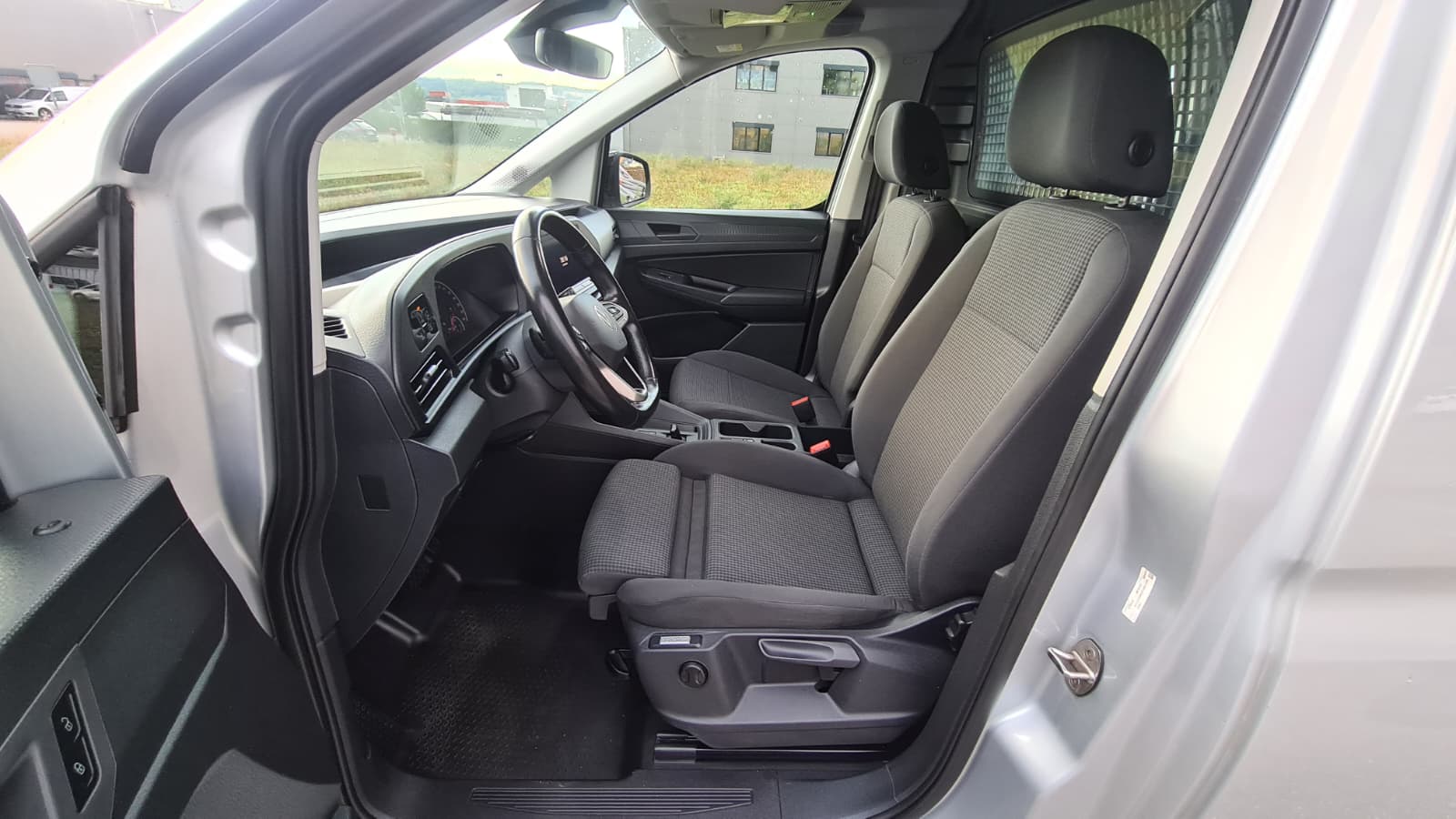VW Caddy Cargo 2.0TDI Maxi DSG ** Gr-Navigationssystem ** RF-Kamera ** PDC V+H ** MF-Lenkrad mit Tempomat **Ab MFK & Service **-image-19