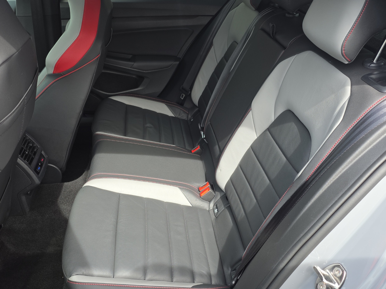 VW Golf 2.0 TSI GTI Clubsport DSG-image-11