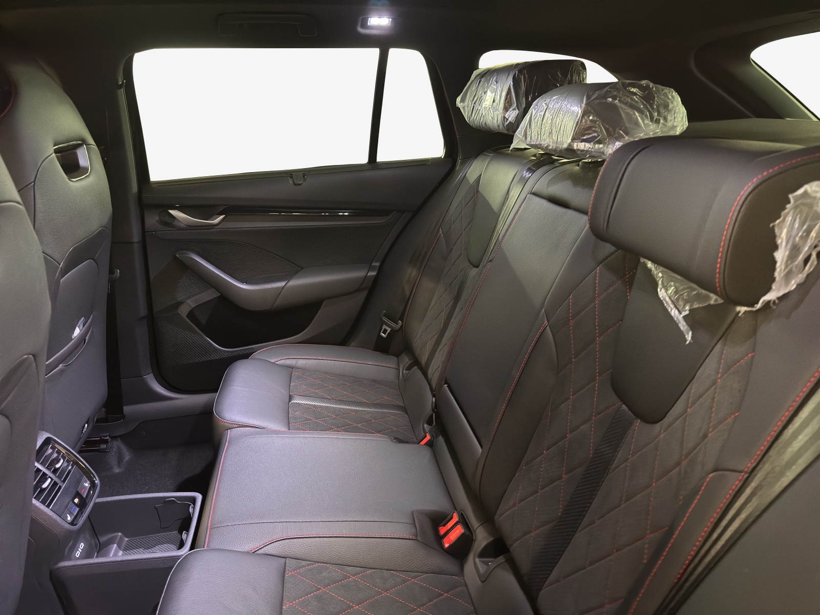 SKODA Octavia Combi 2.0 TSI DSG RS-image-11