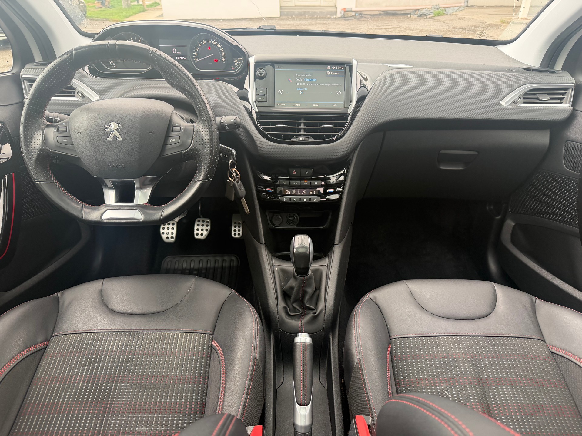 PEUGEOT 208 1.2 PureTech GT Line-image-6