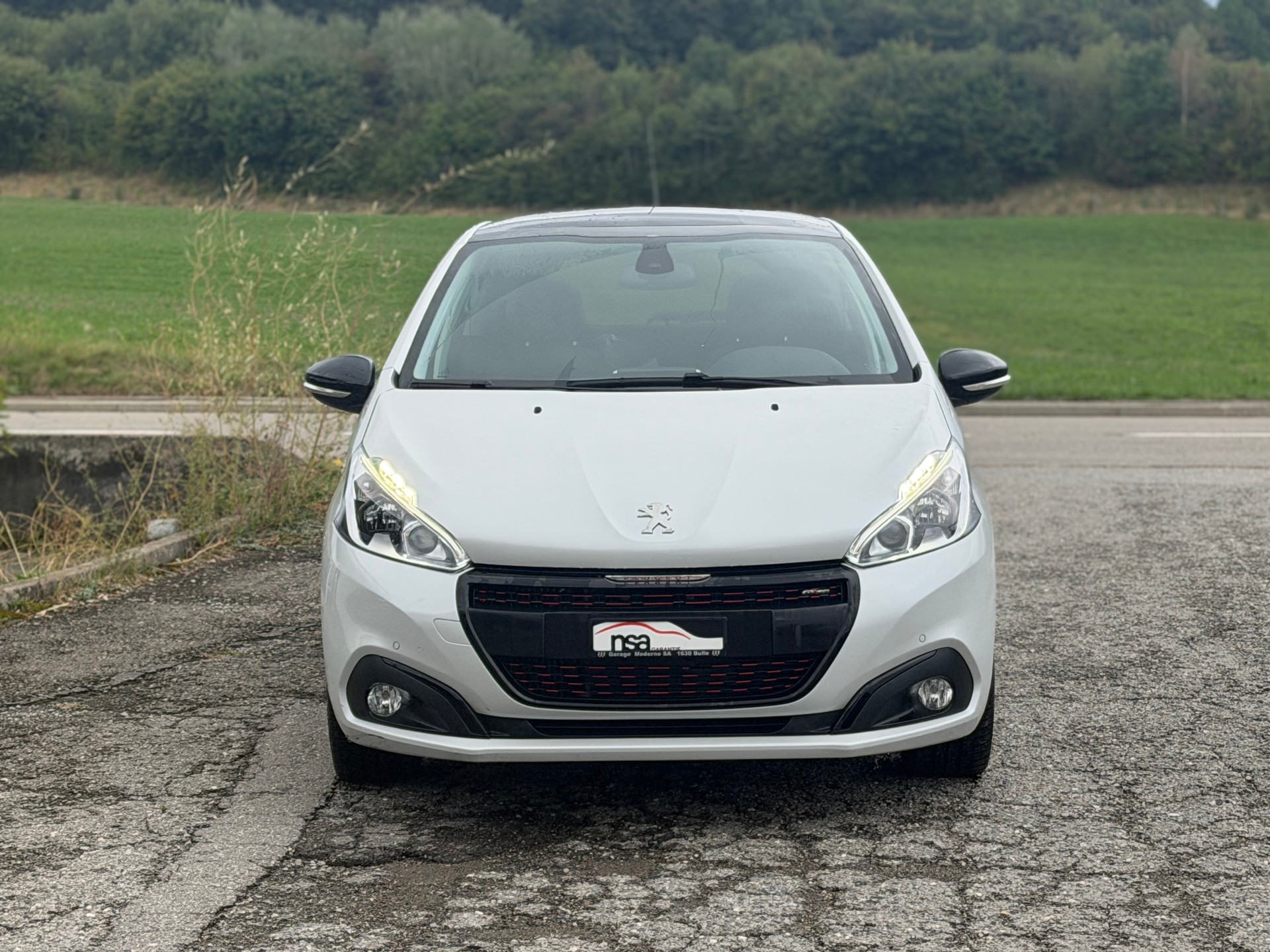PEUGEOT 208 1.2 PureTech GT Line-image-1
