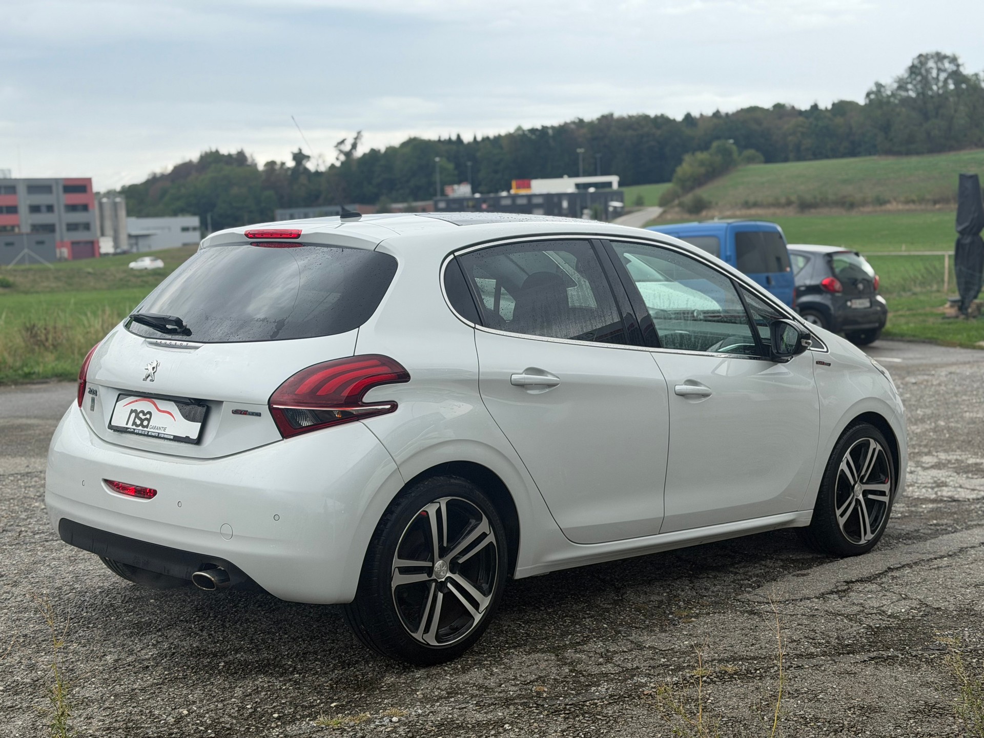 PEUGEOT 208 1.2 PureTech GT Line-image-3