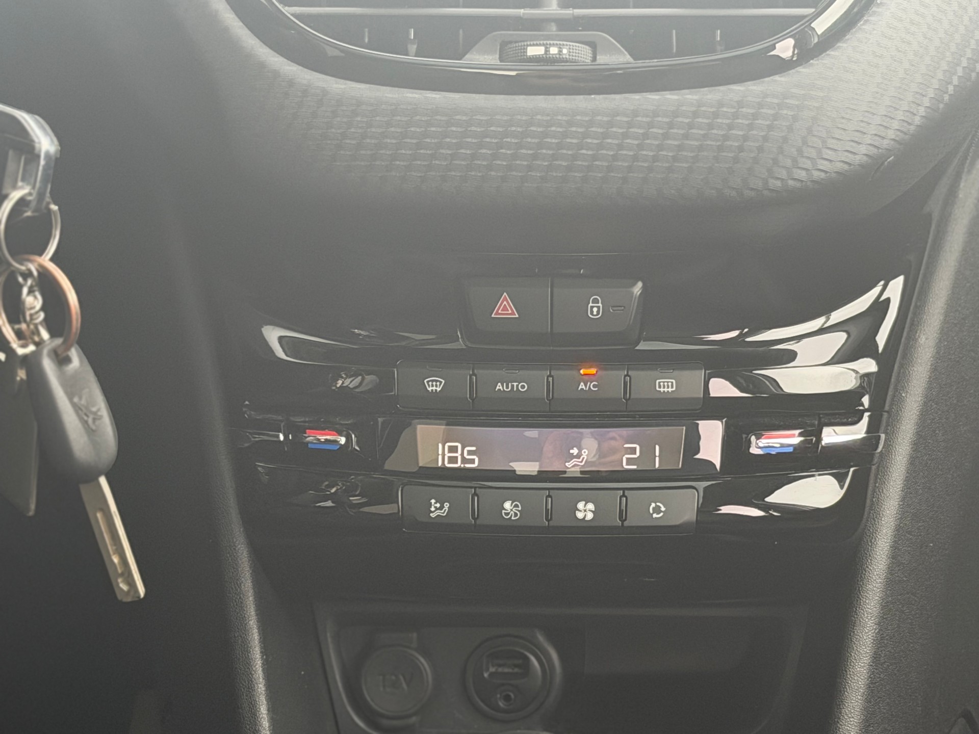 PEUGEOT 208 1.2 PureTech GT Line-image-12