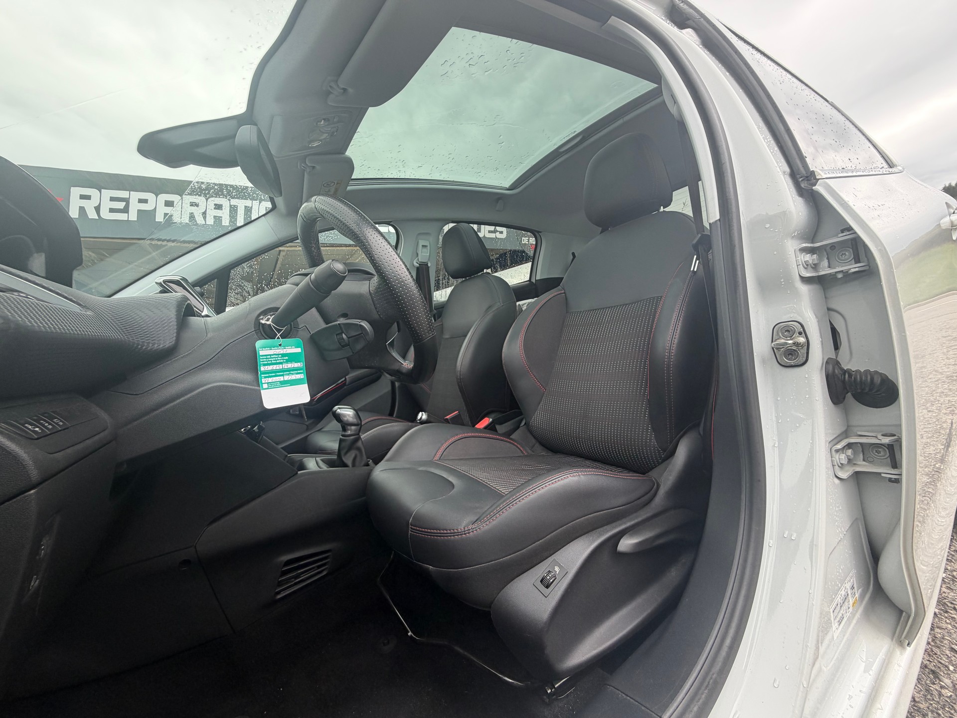 PEUGEOT 208 1.2 PureTech GT Line-image-14