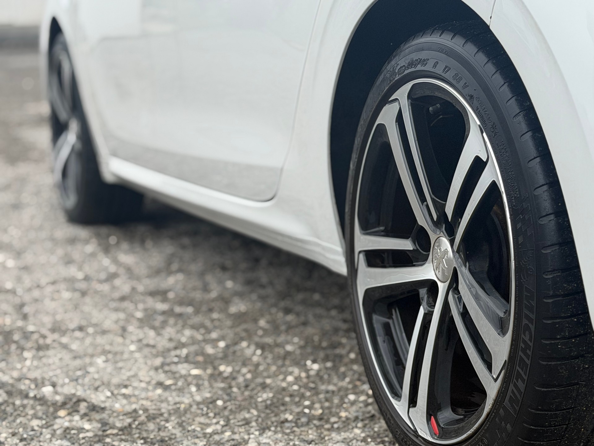 PEUGEOT 208 1.2 PureTech GT Line-image-5