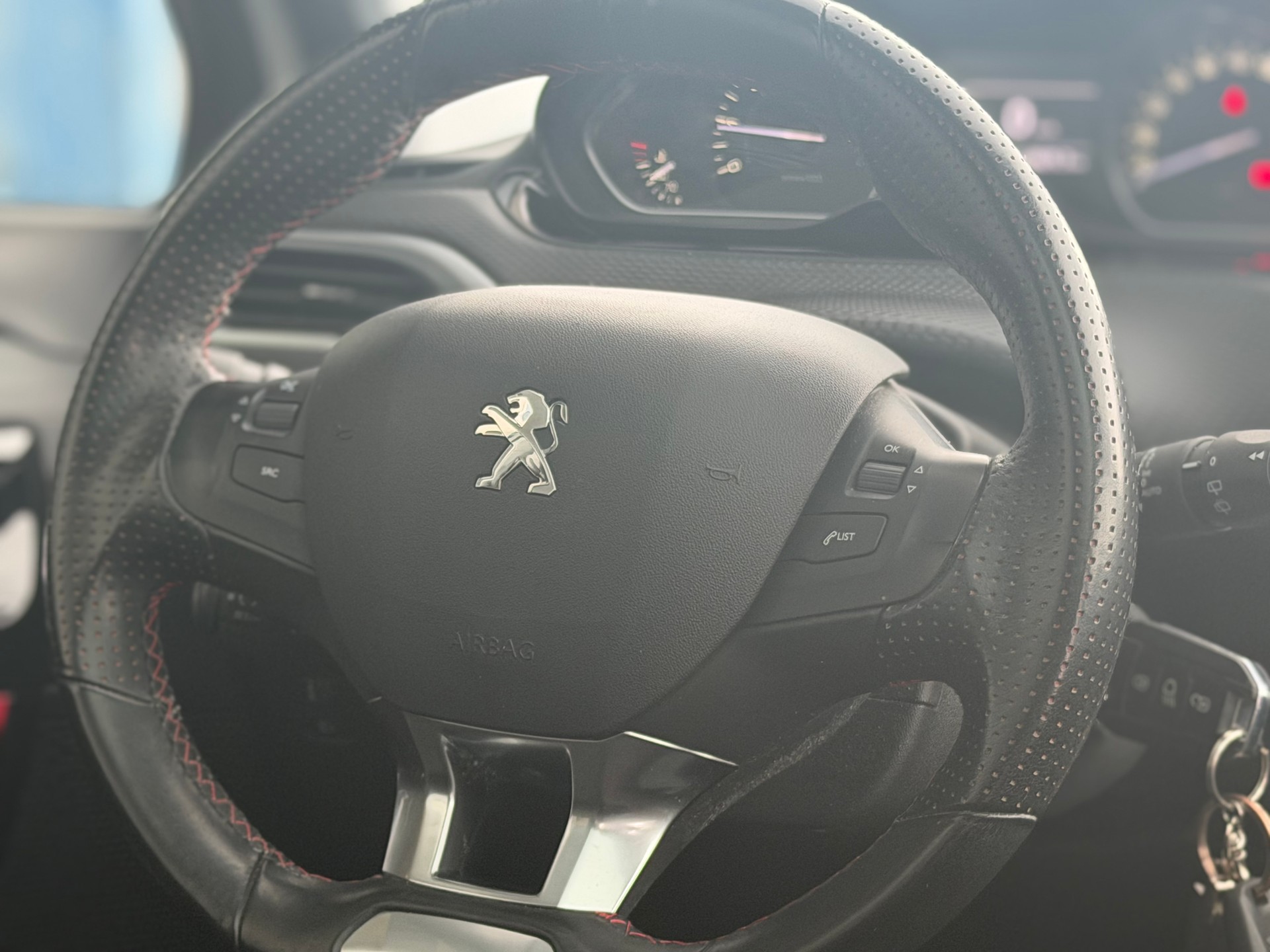 PEUGEOT 208 1.2 PureTech GT Line-image-8