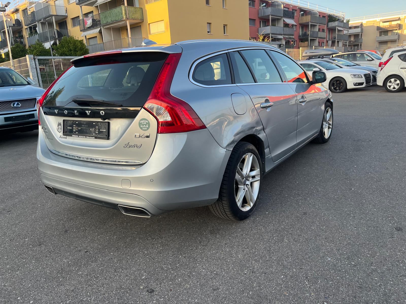 VOLVO V60 D6 AWD Plug-in Hybrid Momentum Dynamic Edition A-image-4