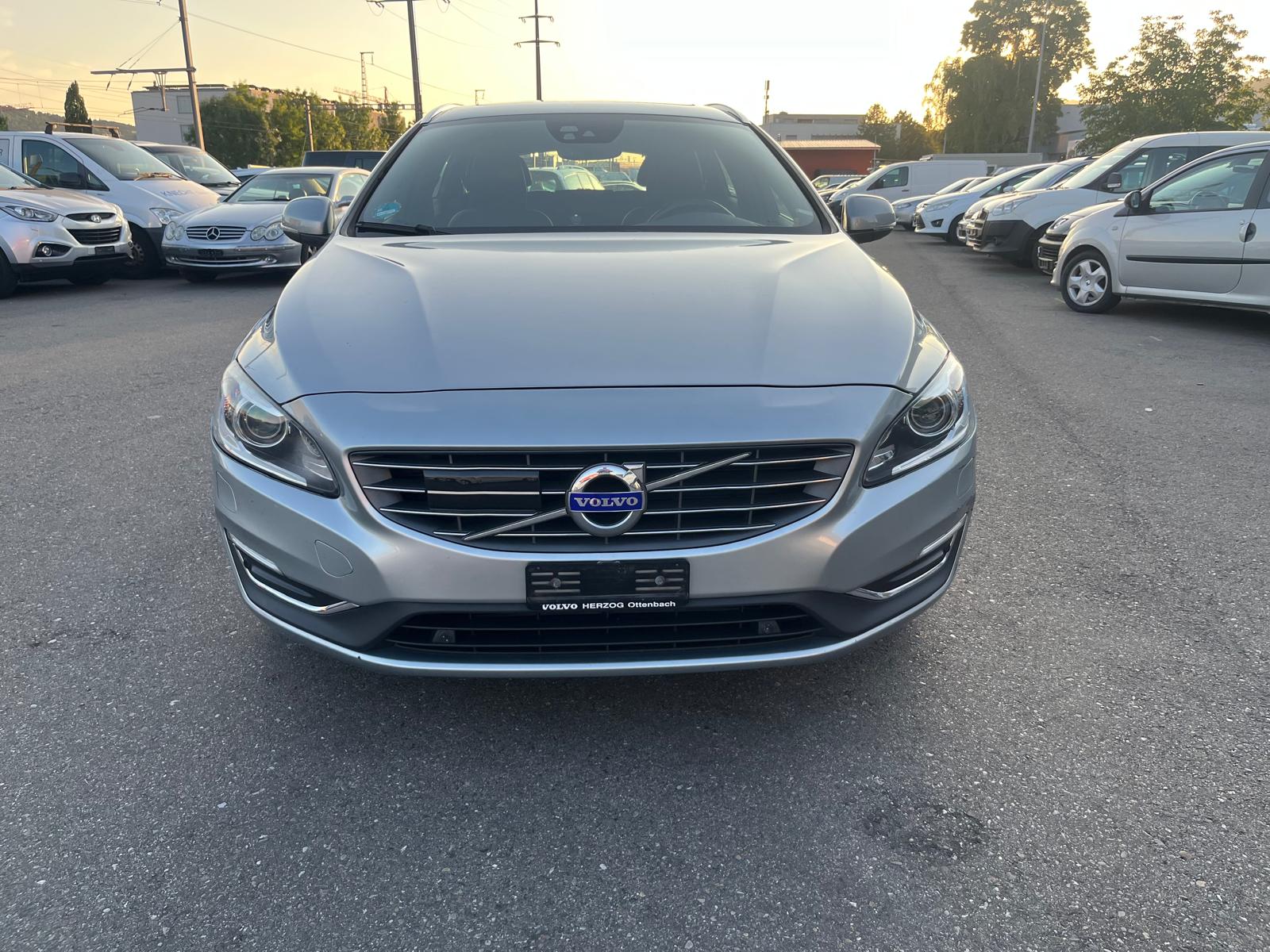 VOLVO V60 D6 AWD Plug-in Hybrid Momentum Dynamic Edition A-image-3