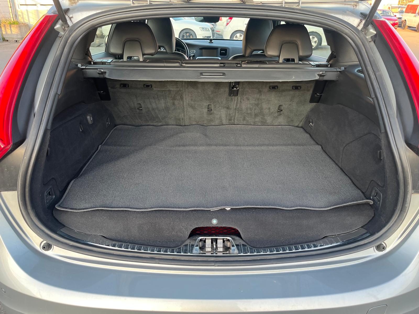 VOLVO V60 D6 AWD Plug-in Hybrid Momentum Dynamic Edition A-image-10