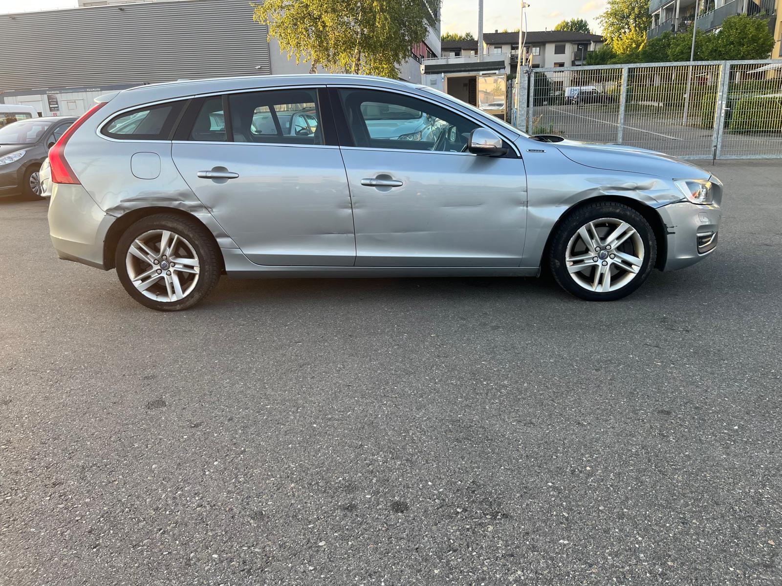 VOLVO V60 D6 AWD Plug-in Hybrid Momentum Dynamic Edition A-image-9
