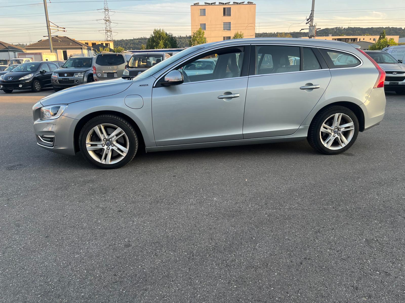 VOLVO V60 D6 AWD Plug-in Hybrid Momentum Dynamic Edition A-image-2